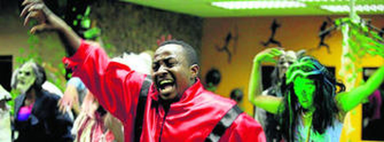 Los participantes del 'Gran Hermano' africano imitan el vídeo 'Thriller' de Michael Jackson. En el recuadro, el primer ganador en el canal holandés Veronica, Bart Spring.