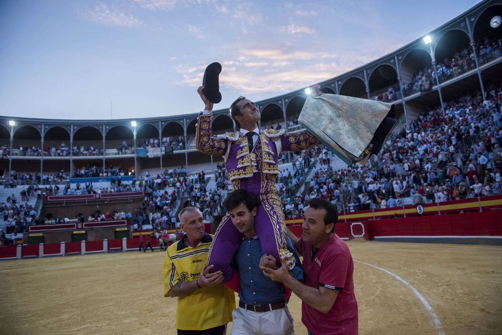 El Fandi, abonado a la puerta grande 	en sus 'bodas de oro' con Granada