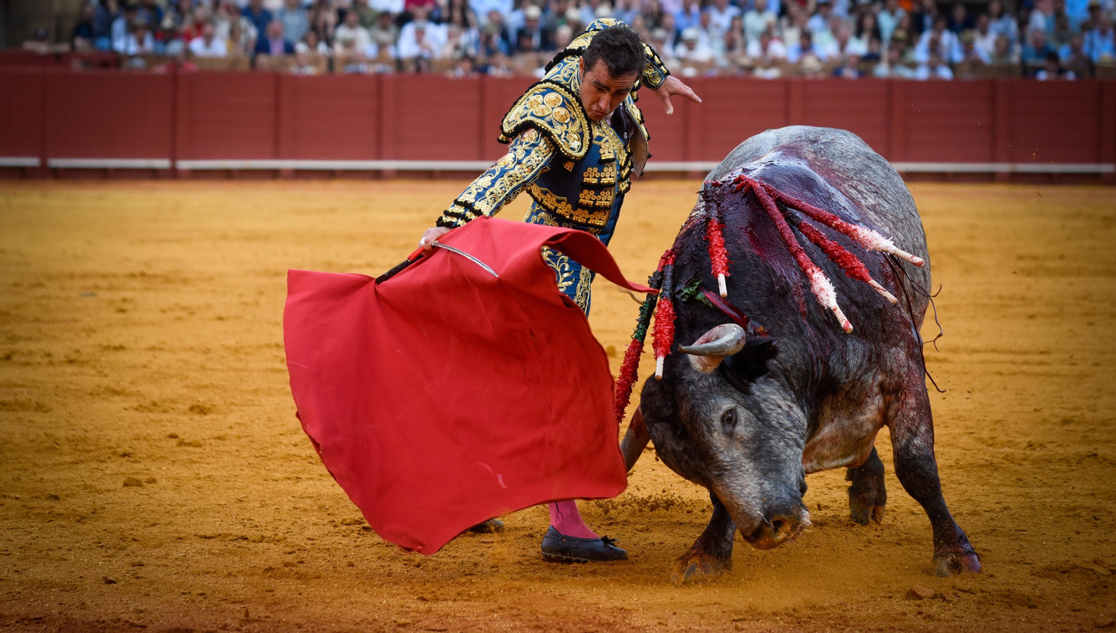Las imágenes de la corrida de toros de El Fandi, Manuel Escribano y Esaú Fernández