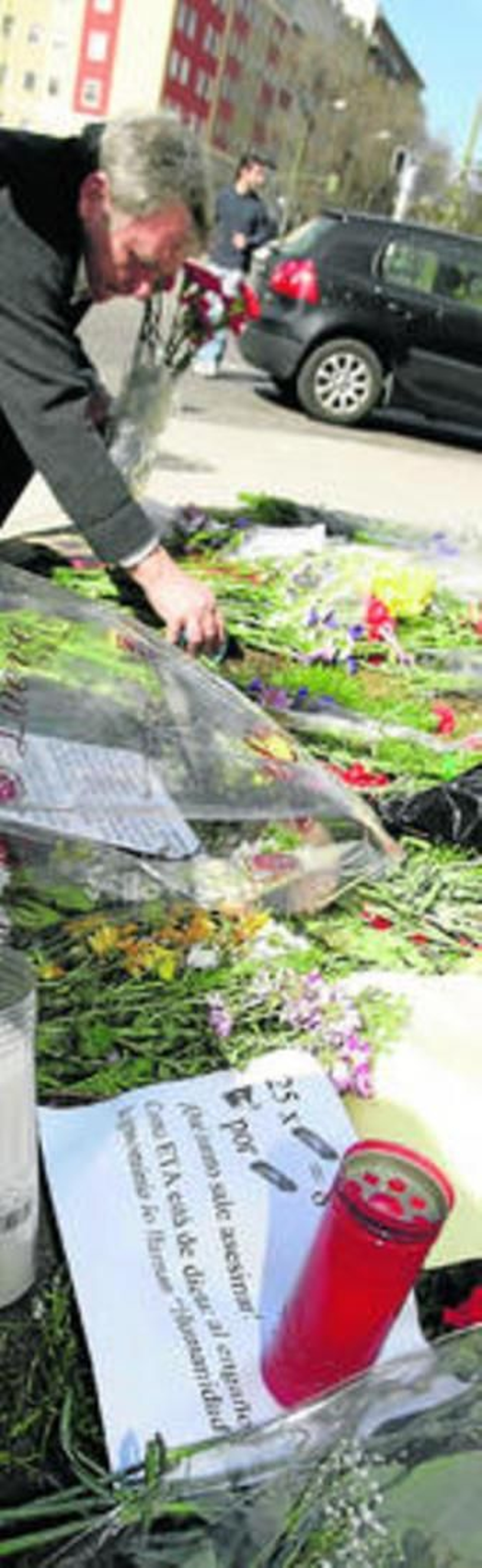 Un operario municipal borraba ayer una pintada a favor de ETA en Guernica.