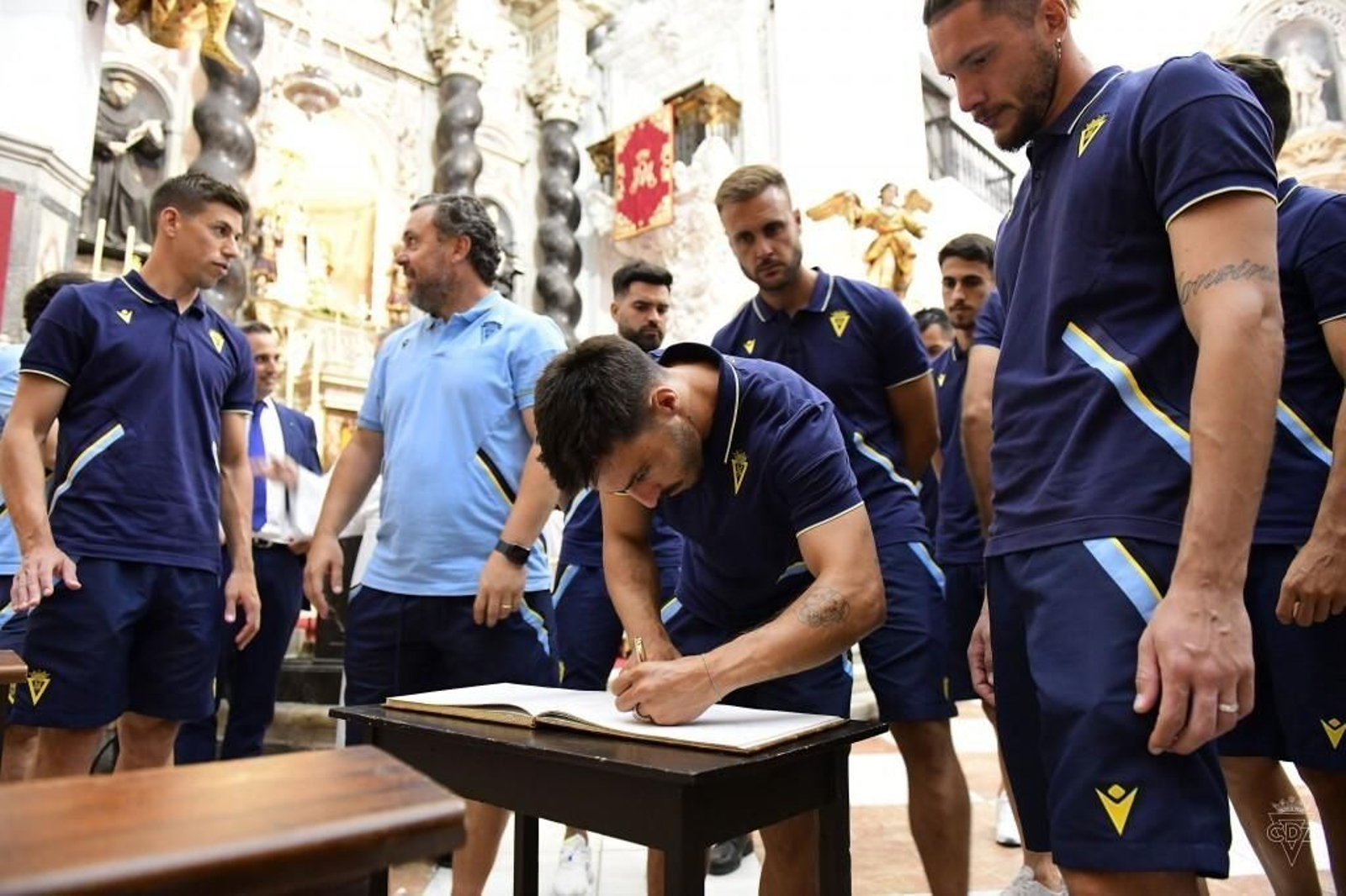 Las imágenes dela visita del Cádiz C.F. a la Patrona y el Nazareno