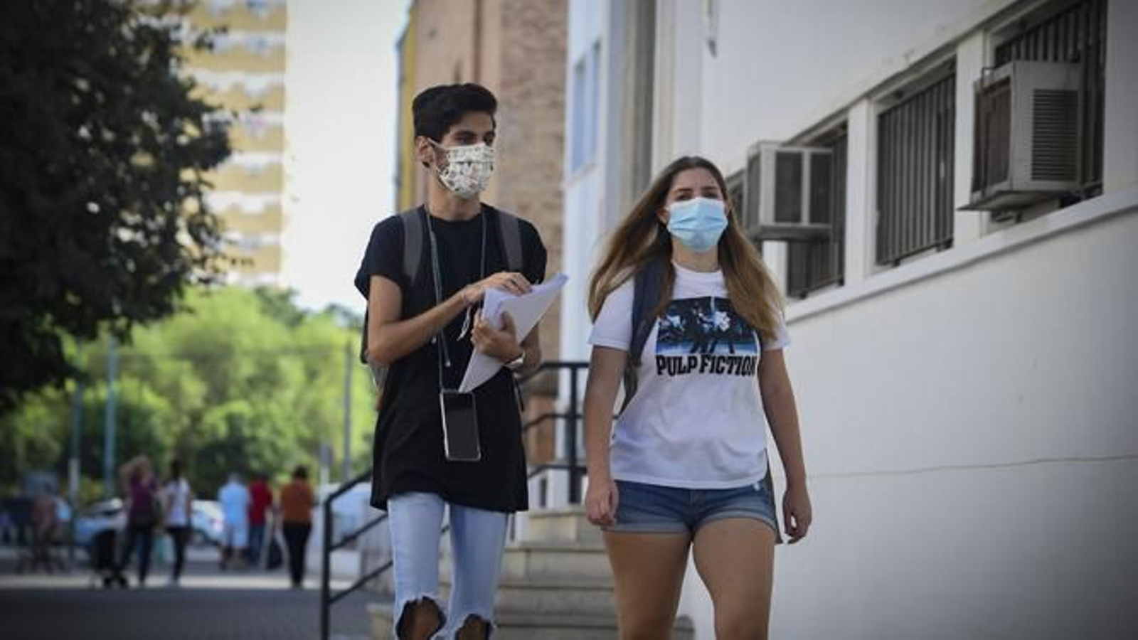 Jóvenes con mascarillas en el entorno de Hospital Macarena de Sevilla.