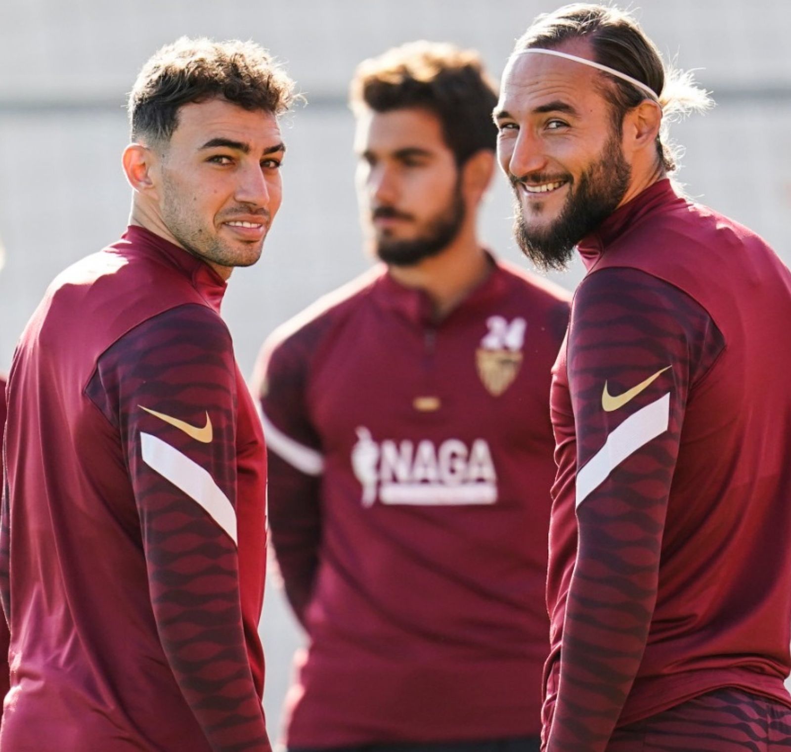 Munir y Gudelj sonríen en un entrenamiento.