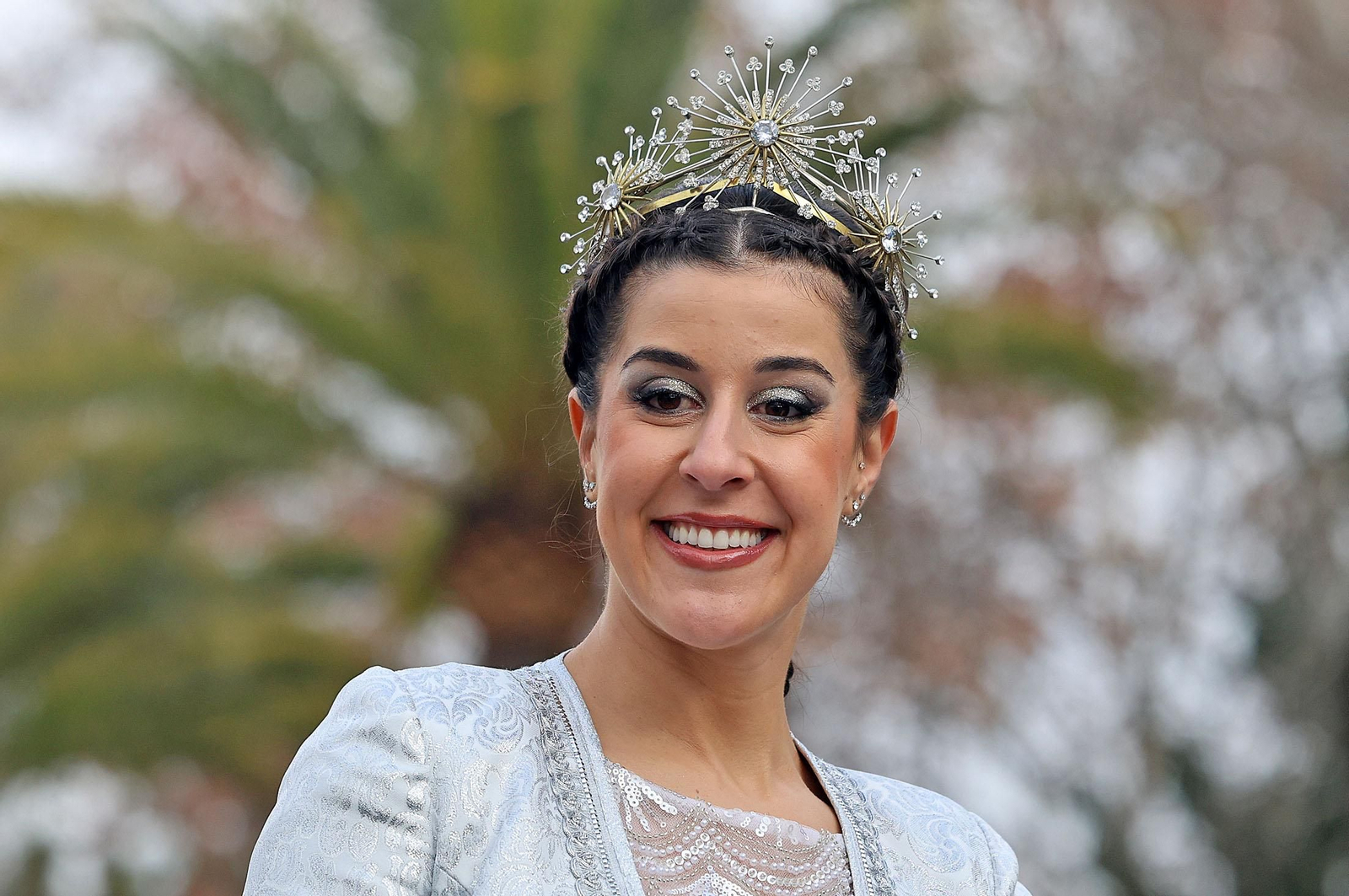 Imágenes del recorrido en camello de los Reyes Magos acompañados de la Estrella de la Ilusión y del Heraldo Real