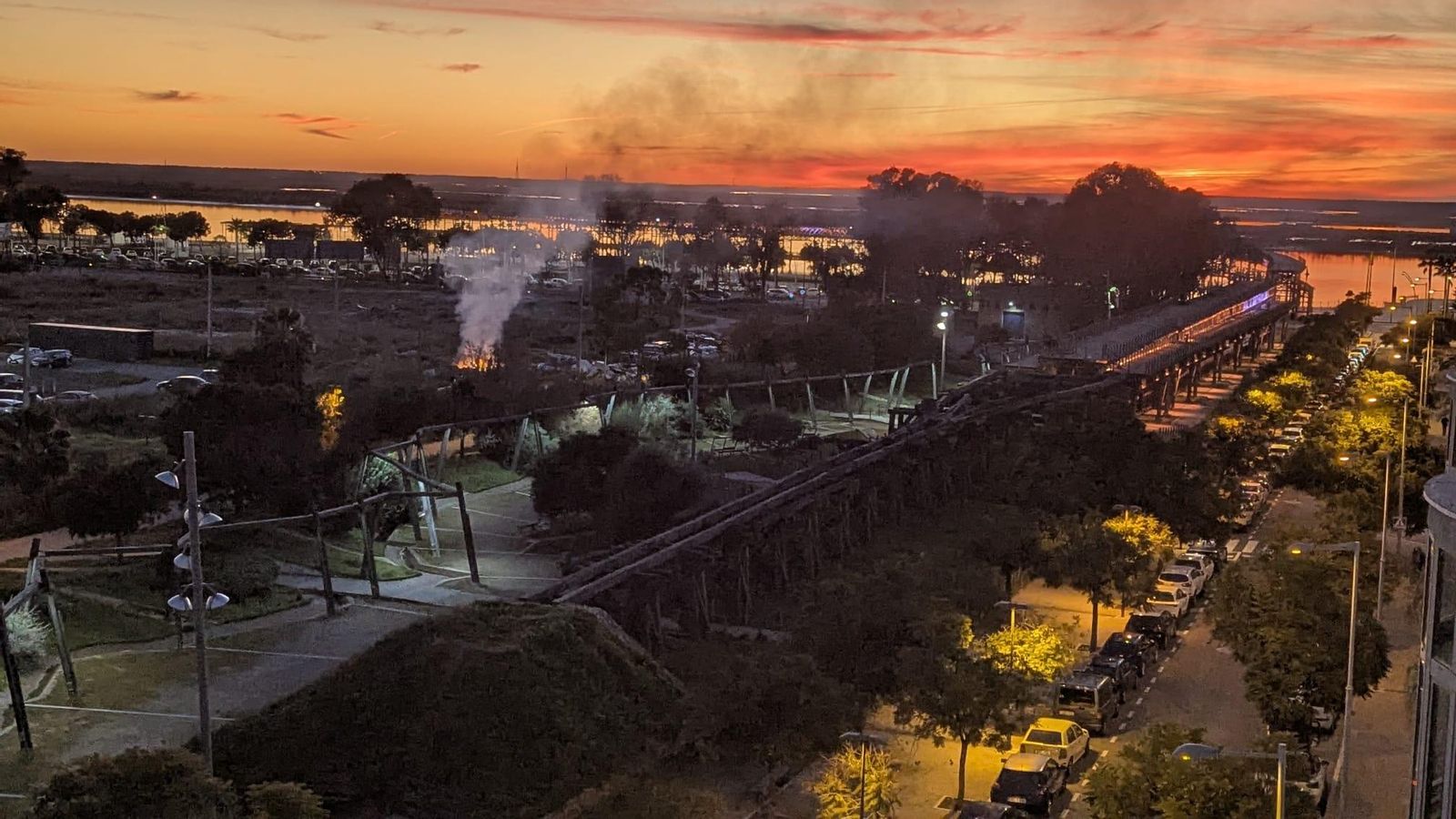 Columna de humo por el incendio en el asentamiento junto al Muelle de la Río Tinto. Columna de humo por el incendio en el asentamiento junto al Muelle de la Río Tinto.