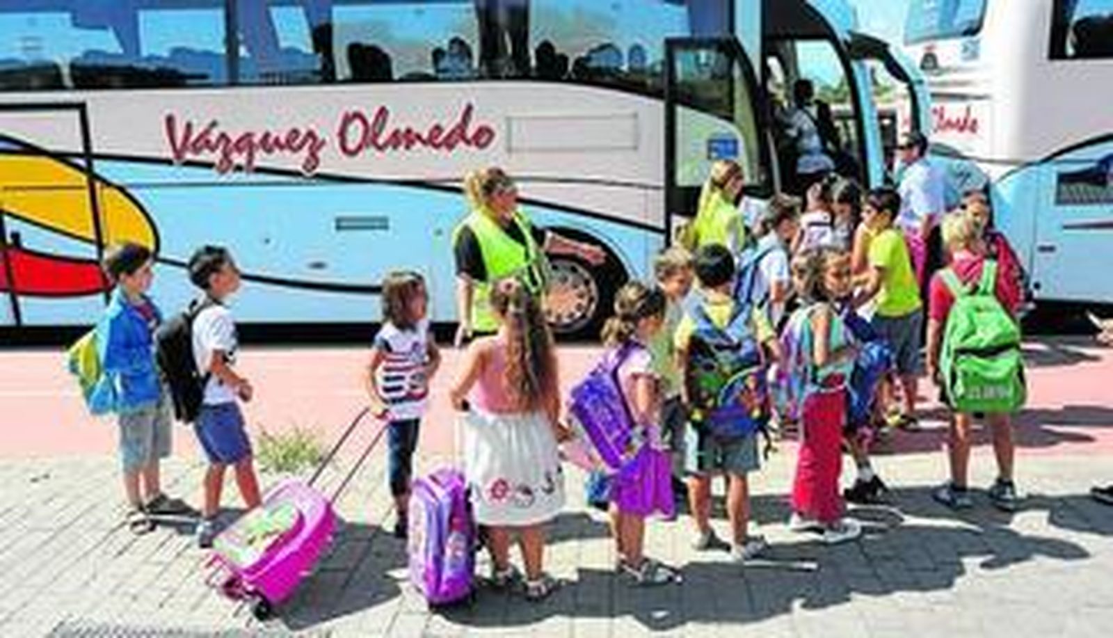 Los niños de Infantil y Primaria se trasladan a diario al CEiP Intelhorce.