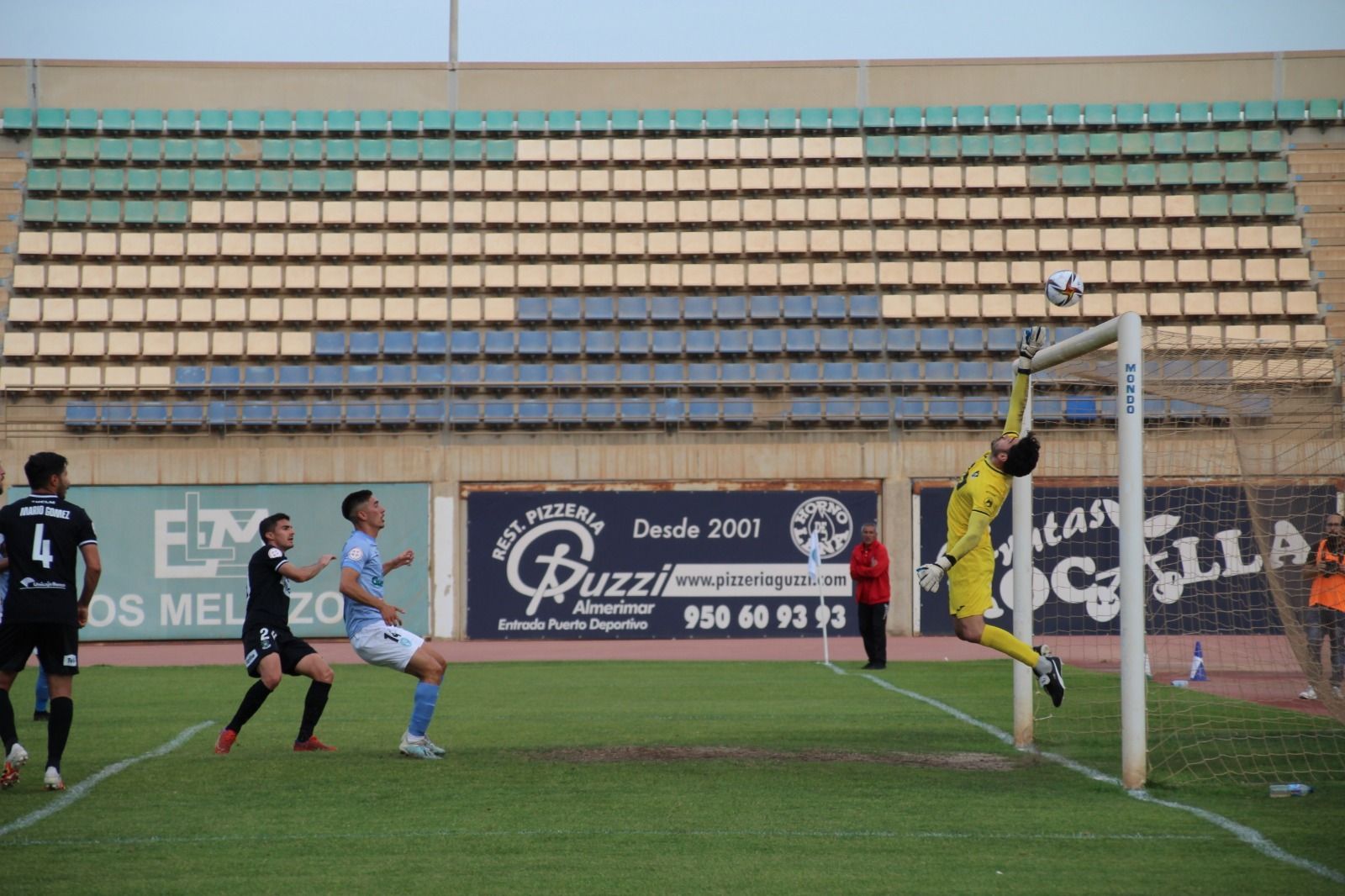 Roberto, portero del Toledo, fue el gran protagonista con buenas paradas.