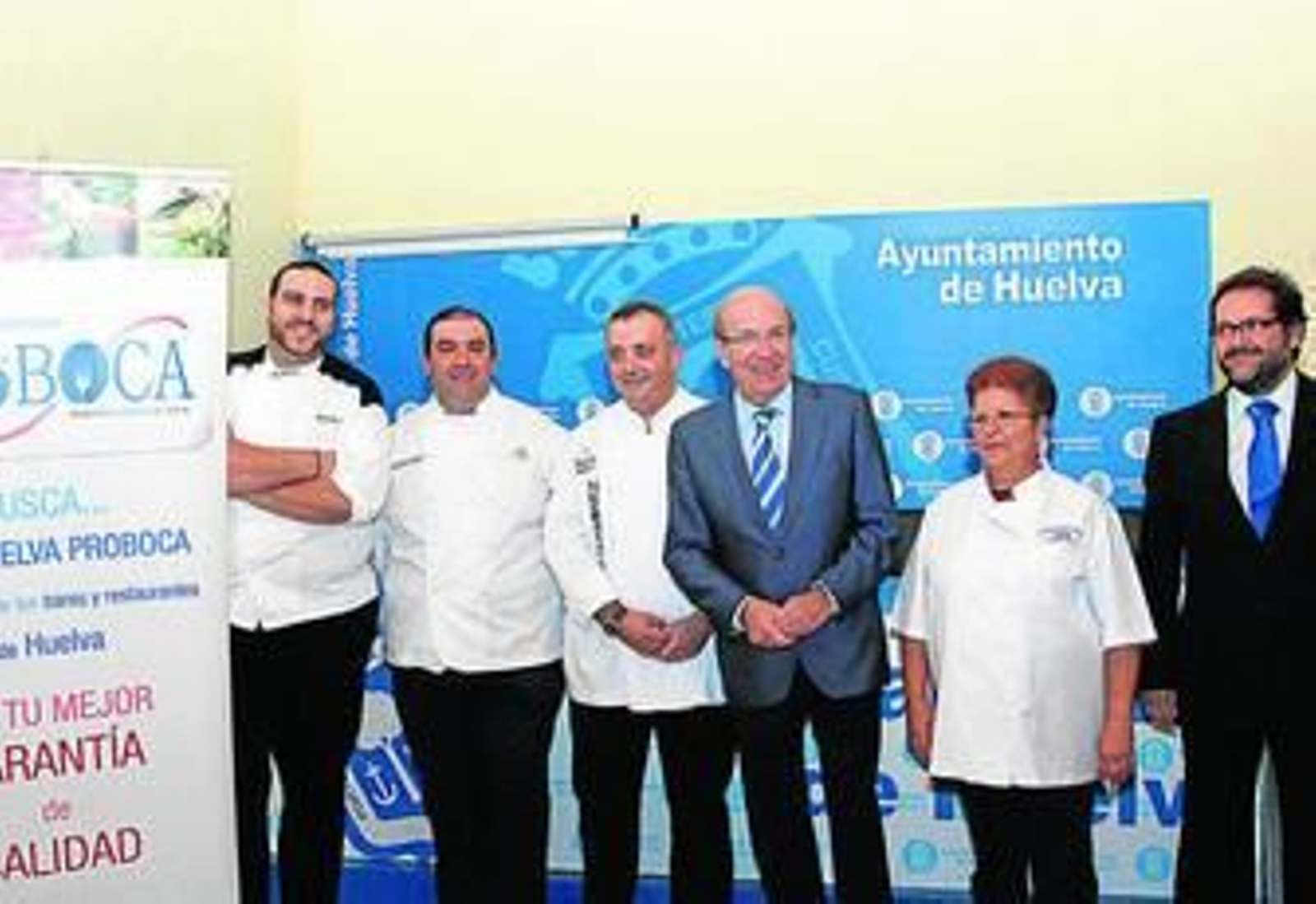 Pedro Rodríguez y Rafael Barba con algunos de los cocineros que participarán en las exhibiciones.
