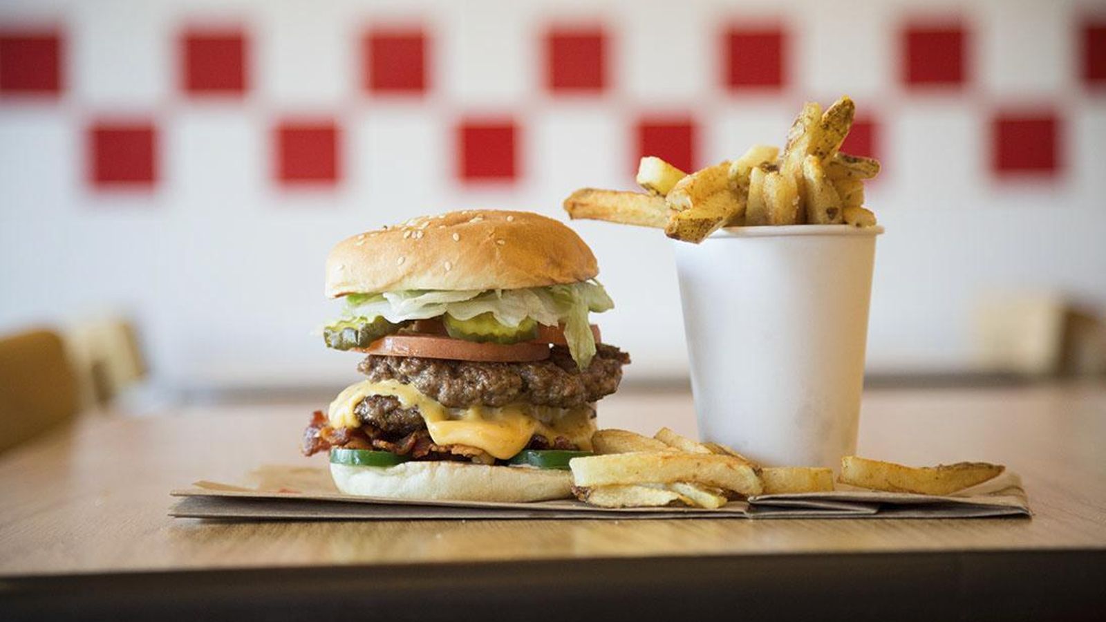 Una hamburguesa completa con patatas