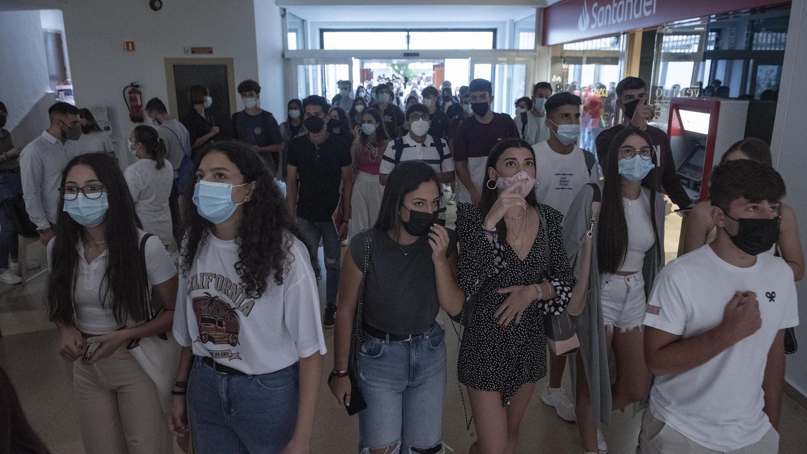 Los pasillos de la Facultad de Económicas y Empresariales volvieron a llenarse de estudiantes.