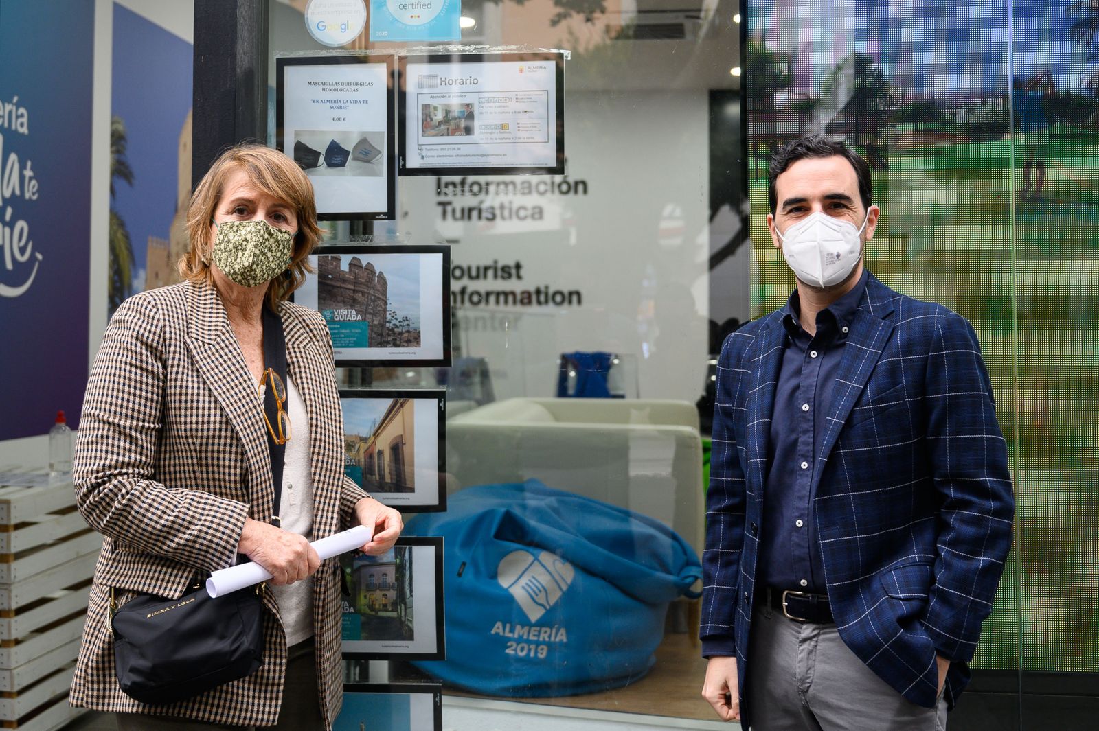 Isabel Guirao y Carlos Sánchez, en la  Oficina Municipal de Turismo de Almería