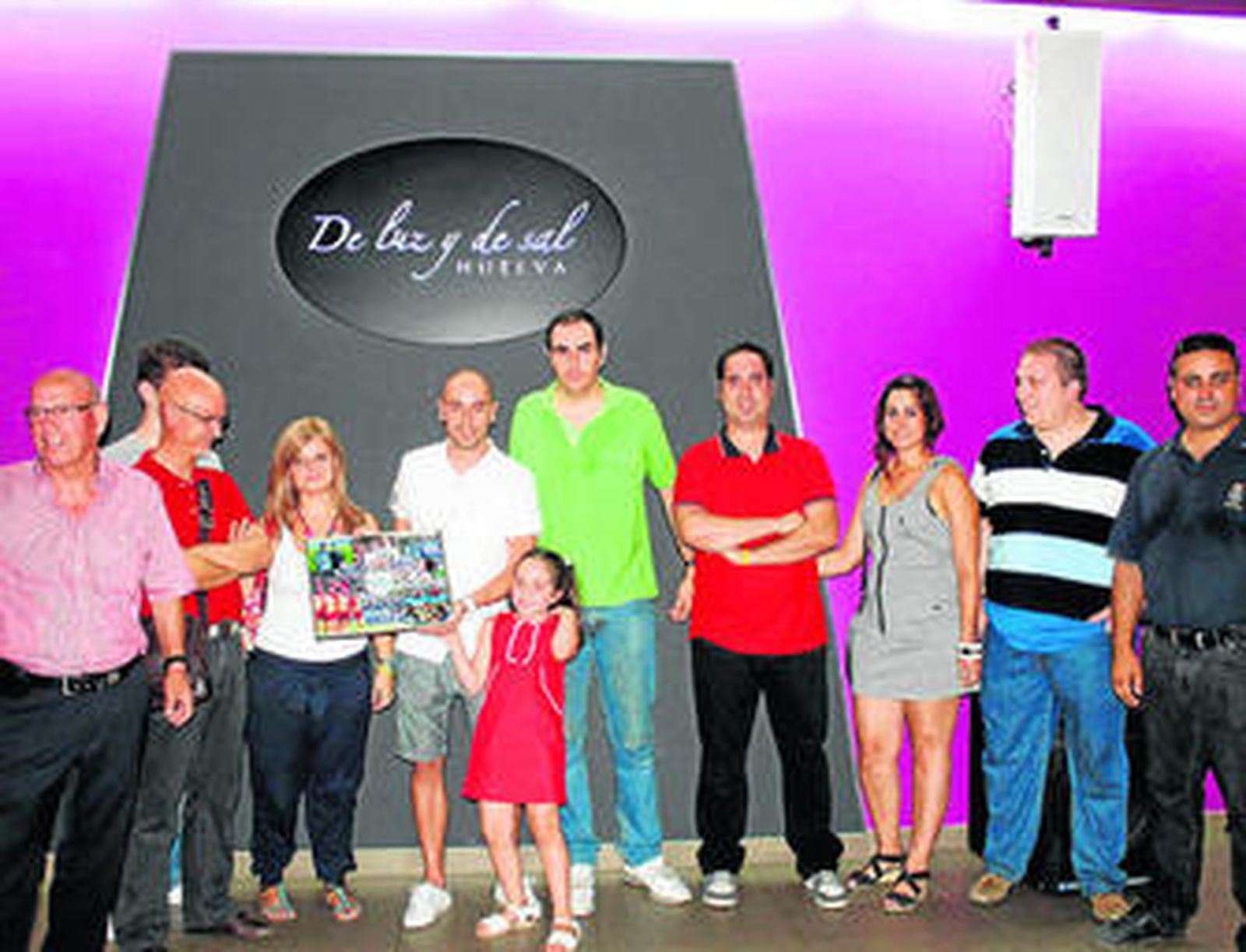 Algunos de los asistentes a la despedida de Aitor Tornavaca, junto a miembros de su familia.