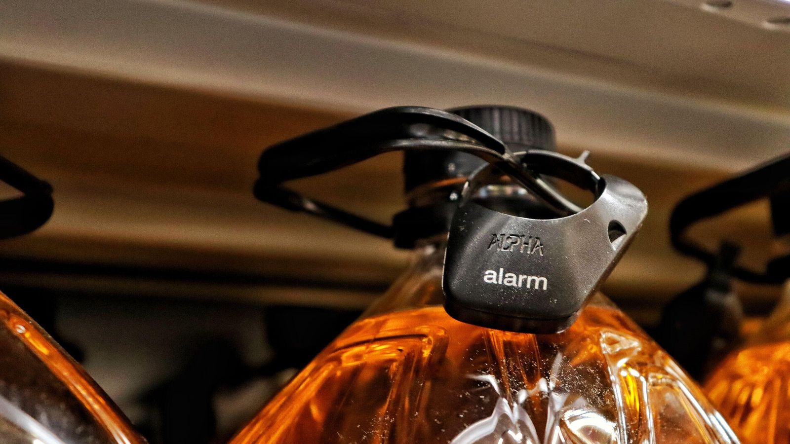 Una garrafa de aceite con una alarma instalada.