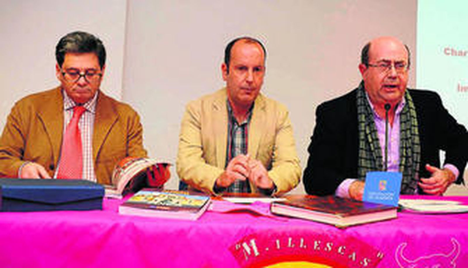 Juan José de Torres, el periodista Álvaro Acevedo y Juan Aguilera, presidente del Foro 3Taurinos3.