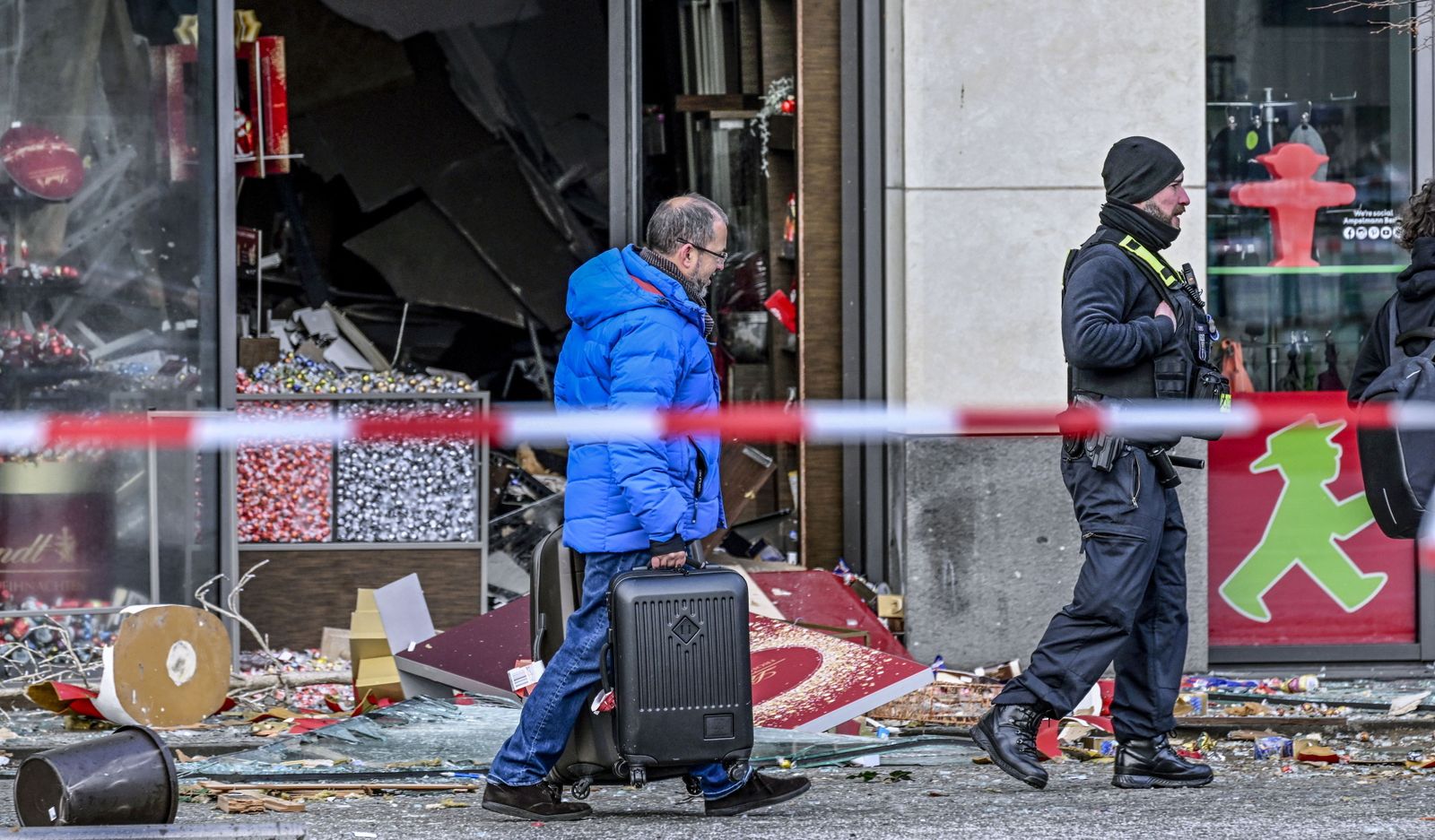 Las fotos del reventón del Aquadom en Berlín