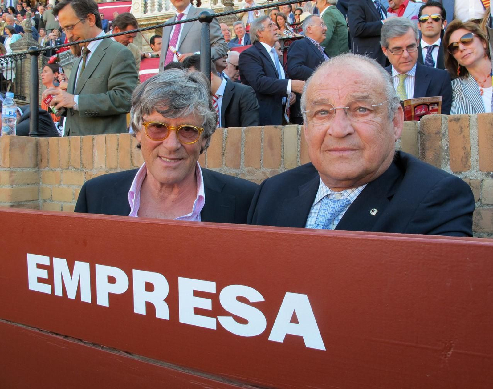 Borja Domecq Solís, a la derecha, junto al empresario Simón Casas en una barrera de la Feria de Abril de 2012.
