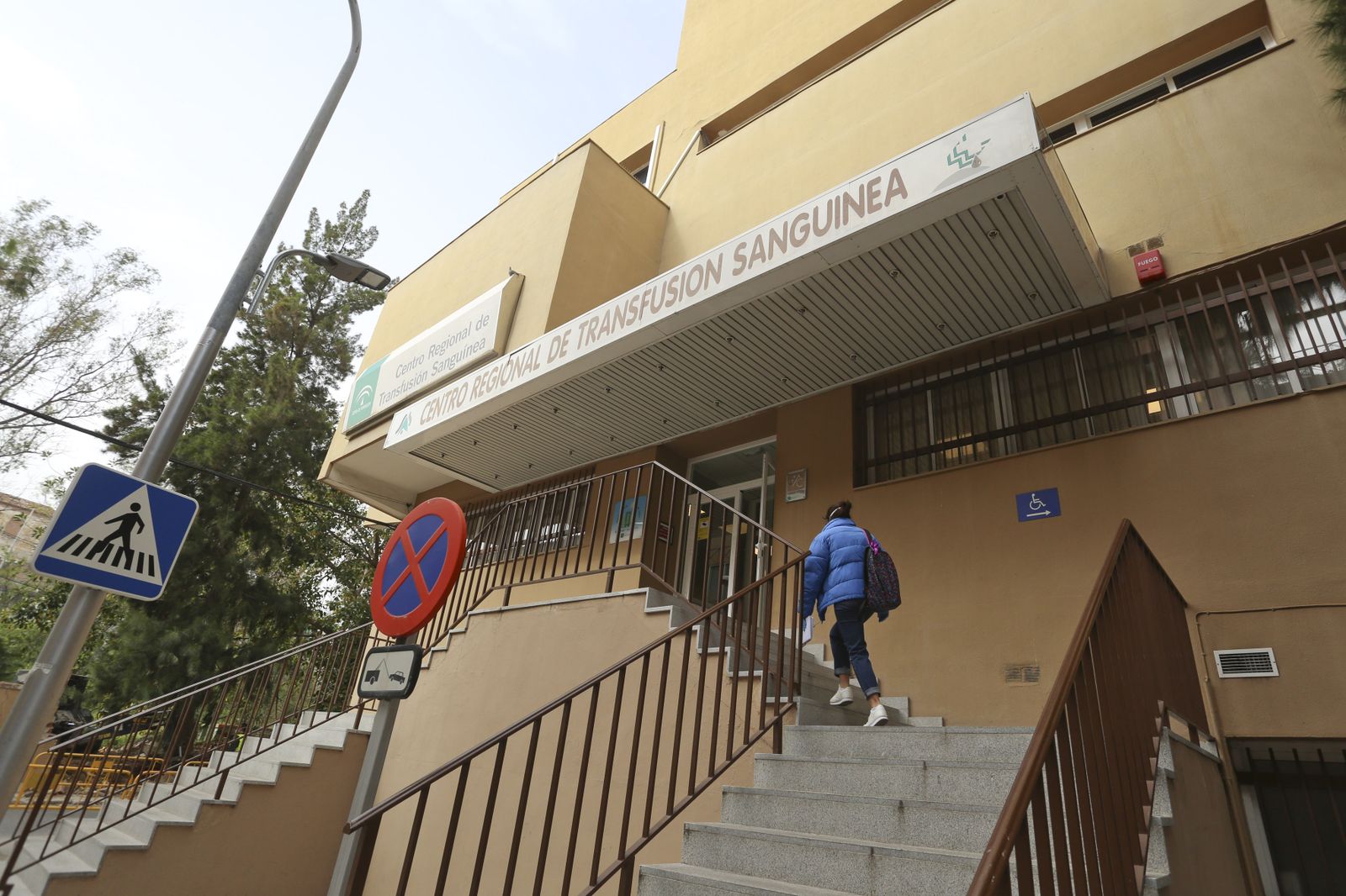 Salir a donar sangre en la Málaga del coronavirus, en fotos