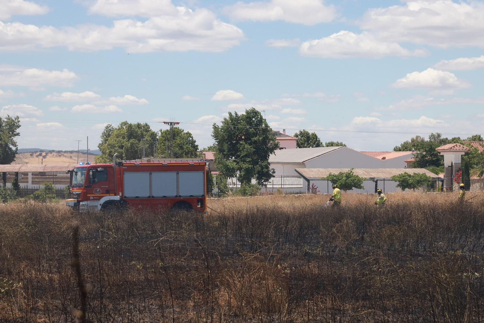 Los bomberos actúan en un incendio de pastos en Córdoba.
