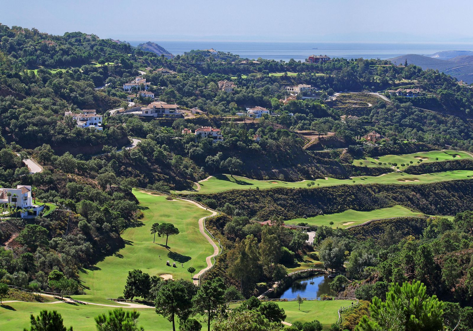Son muchos los turistas que se acercan a conocer los recintos donde se celebran los torneos y se quedan asombrados con la estampa que ofrecen los campos de golf.
