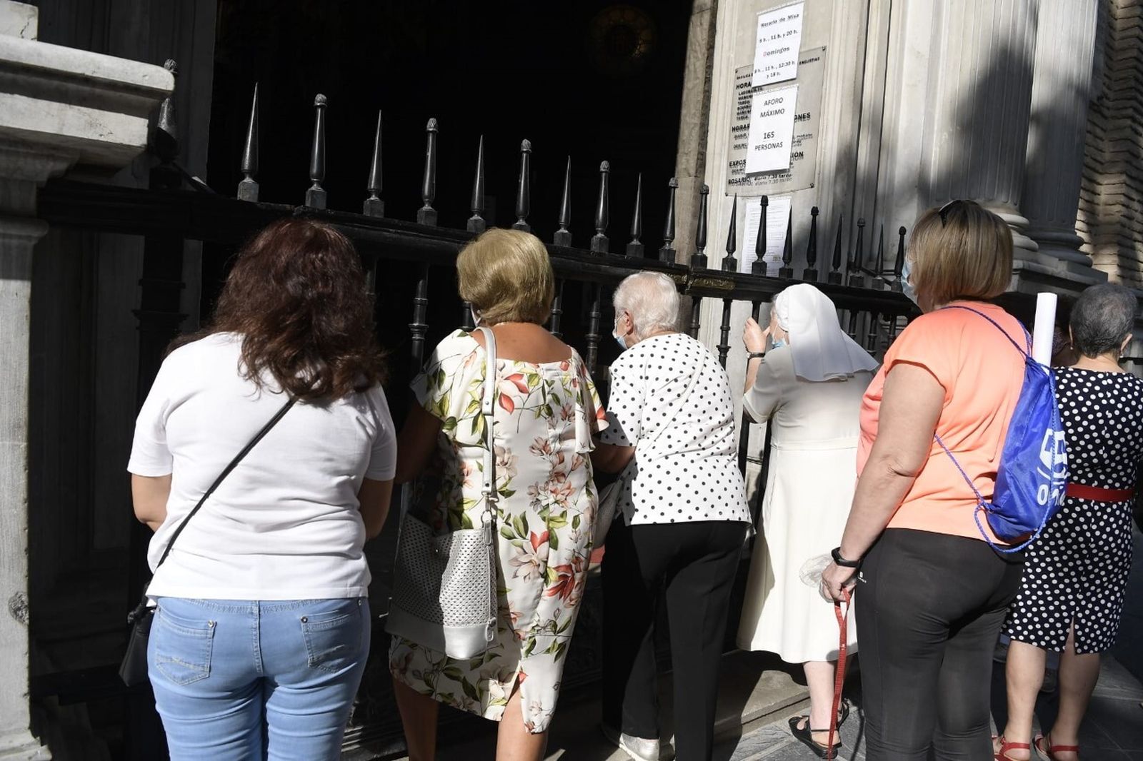 Granada no se resiste a dejar sin flores a su patrona pese a la pandemia