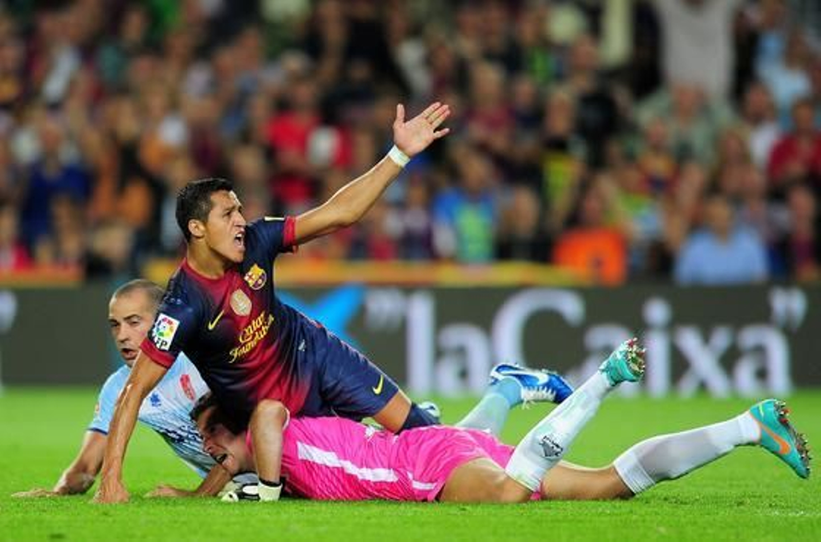 Alexi cae encima del portero Toño. / AFP Photo  Foto: EFE · AFP · Reuters