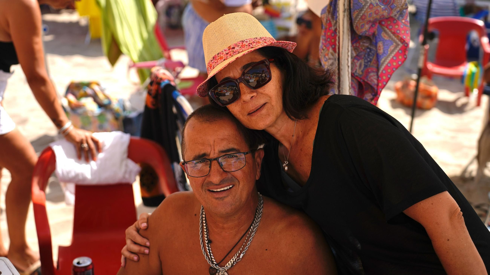 Fotos del ambiente en la playa de El Rinconcillo en la Romería Marítima de la Virgen de la Palma