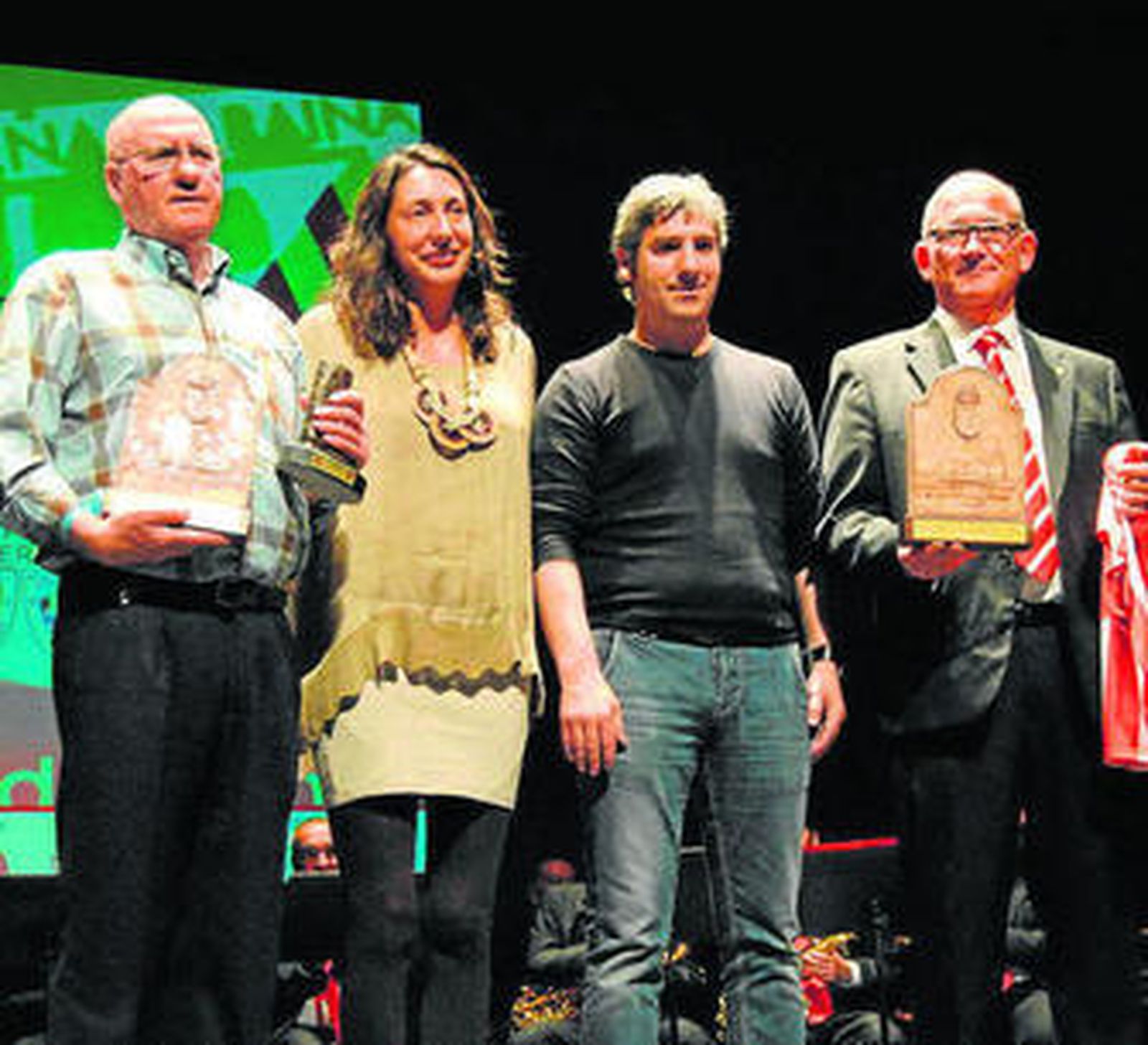 Loles López y Josu Urrutia (en el centro), en un momento del acto de ayer.
