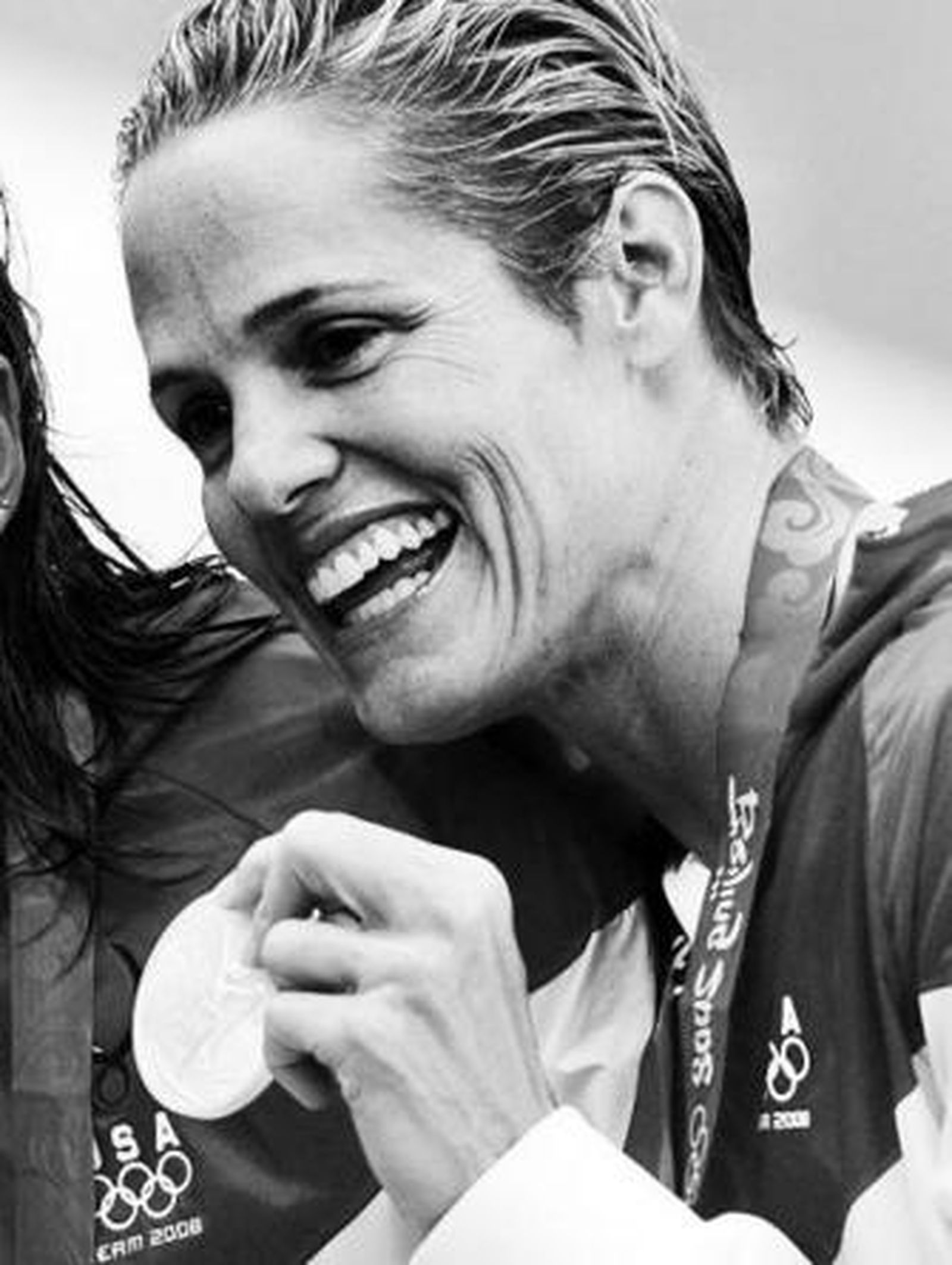 Dara Torres posa junto a la medalla de plata ganada.