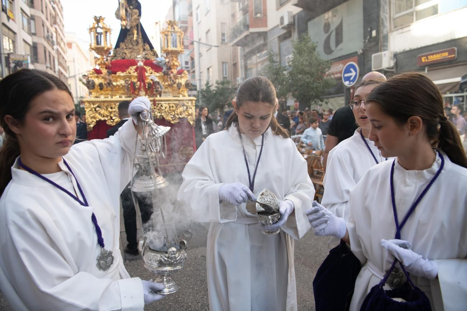 El pueblo de Jaén abraza con solemnidad a El Abuelo en la Magna, en imágenes