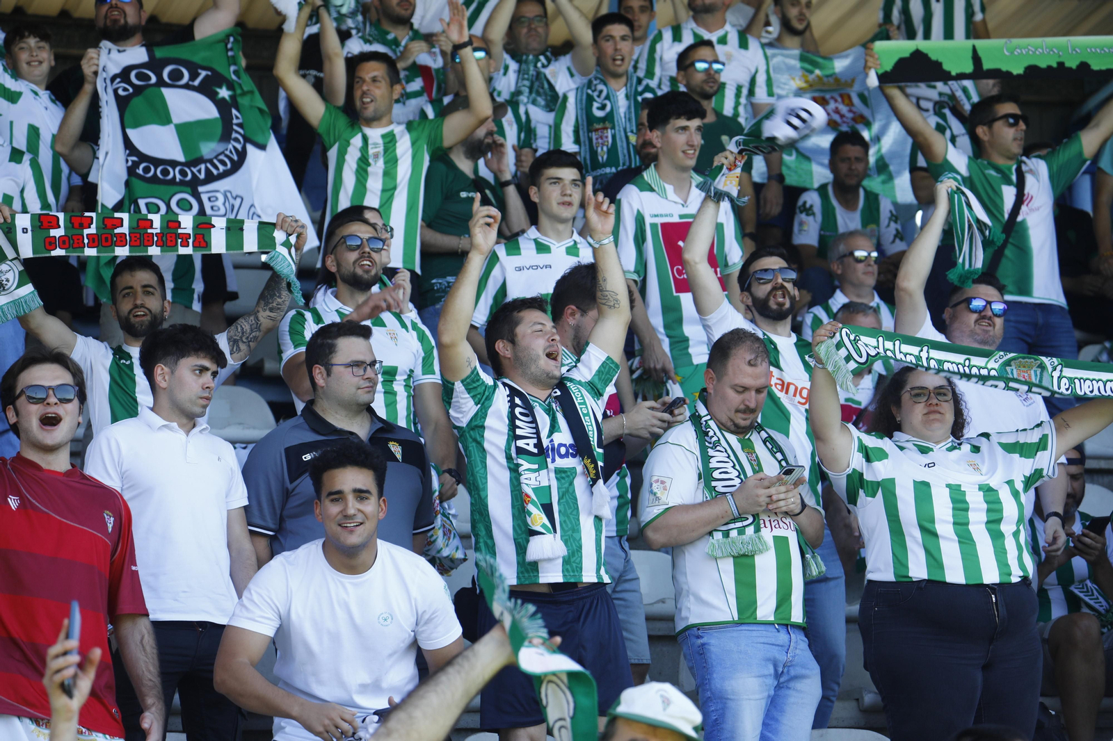 Las mejores fotos de la afición del Córdoba CF en el partido ante la Ponferradina en El Toralín Las mejores fotos de la afición del Córdoba CF en el partido ante la Ponferradina en El Toralín
