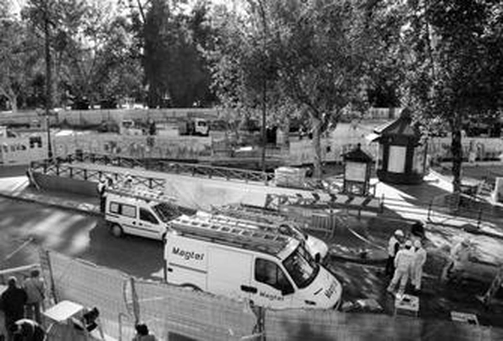 Los operarios trabajan para consolidar la zona donde se produjo el socavón.