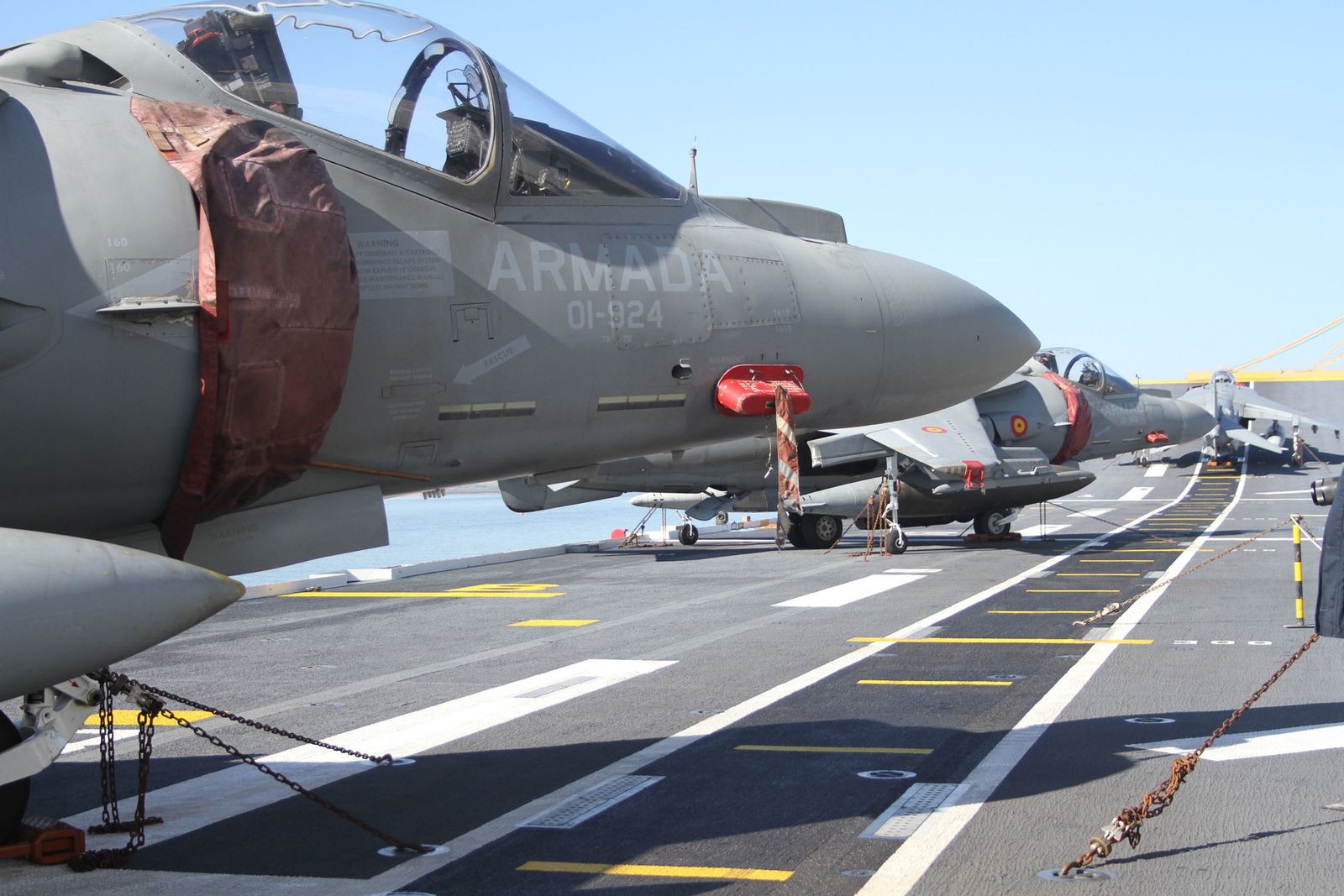 Imágenes de las primeras horas del portaaviones "Juan Carlos I" en el puerto de Huelva, durante su visita este fin de semana