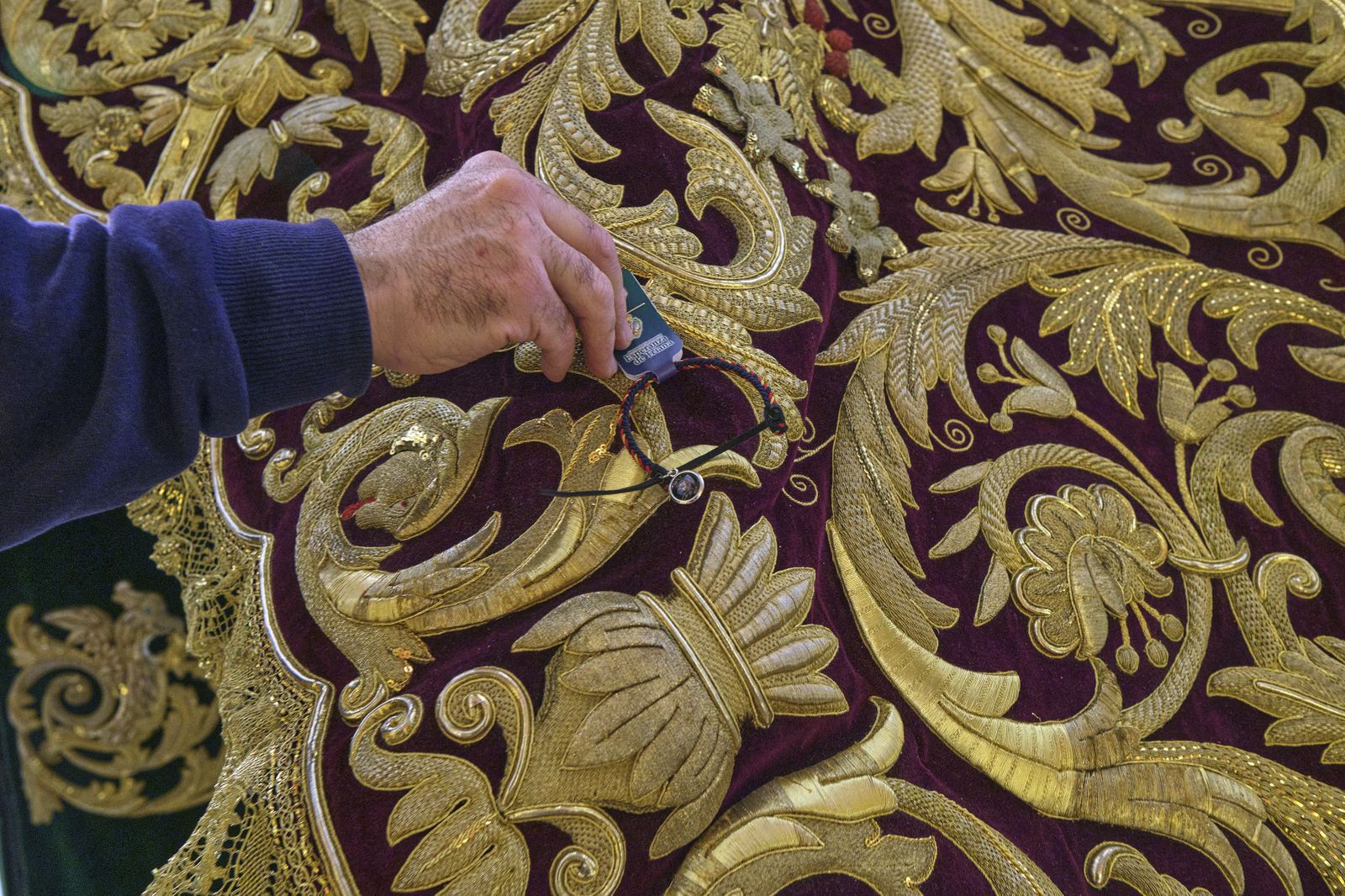 La Esperanza de Triana amanece subida en su palio, con el manto morado a estrenar en la Madrugá