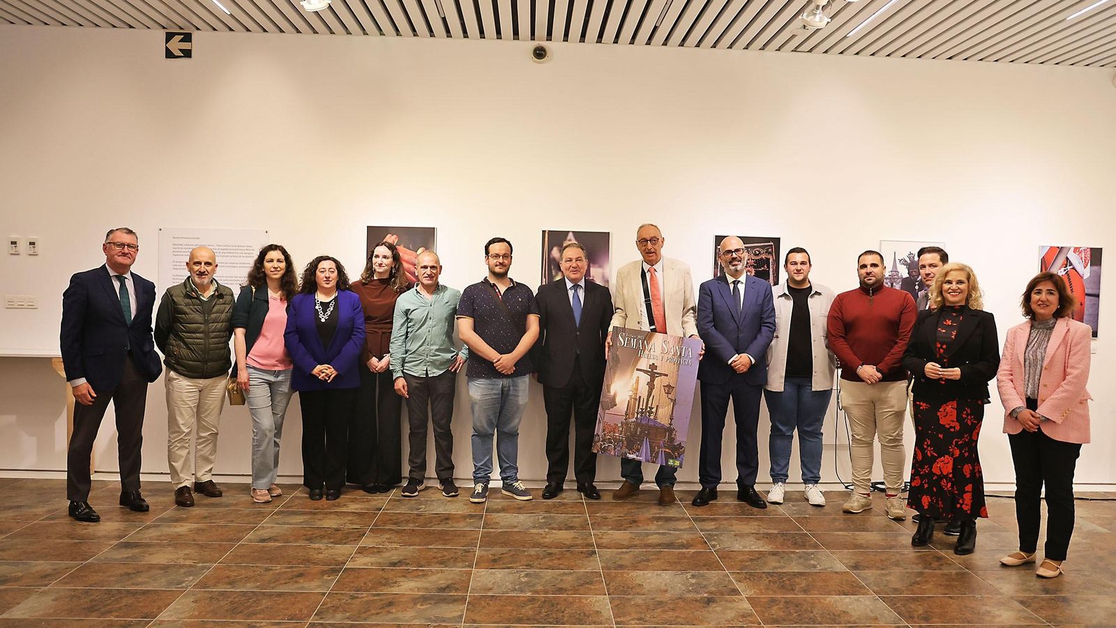 Foto de familia de la inauguración de la exposición ‘Huelva,Provincia Cofrade'
