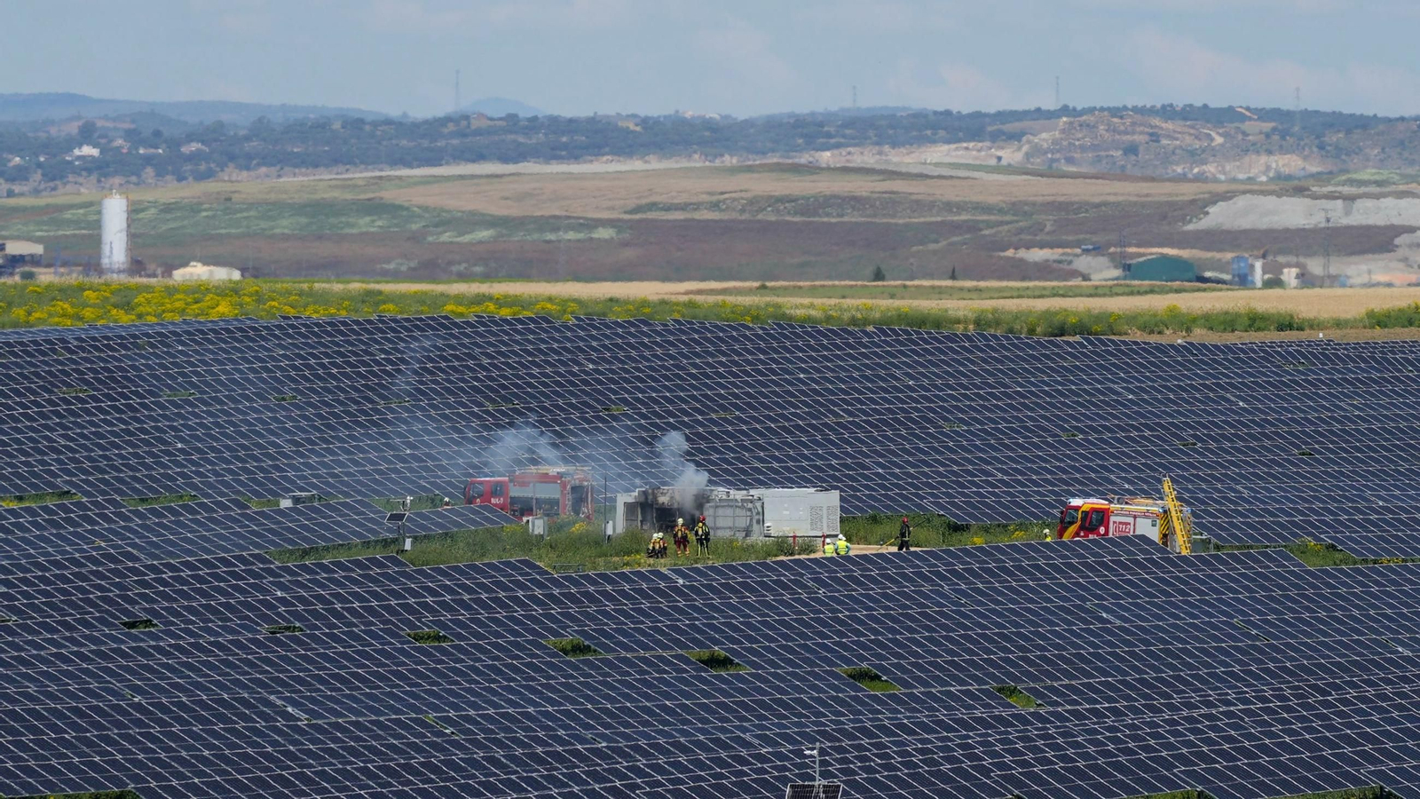 Los Bomberos trabajan en la extinción del fuego en la planta fotovoltaica de Salteras.