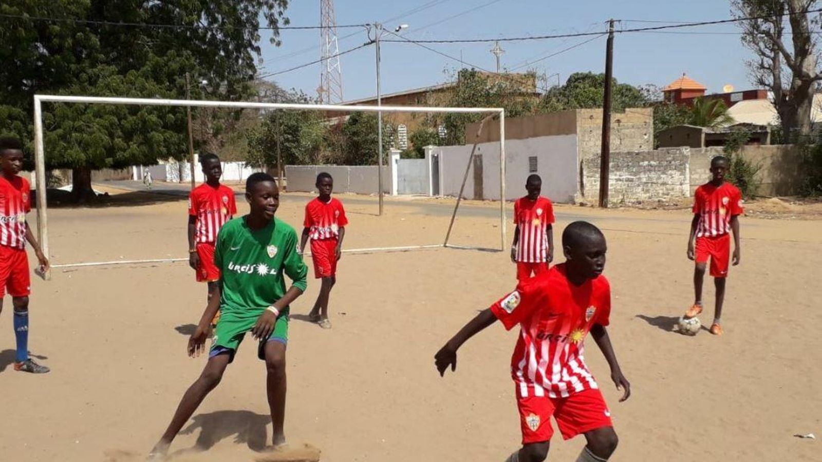 Pachanga en un campo de tierra.