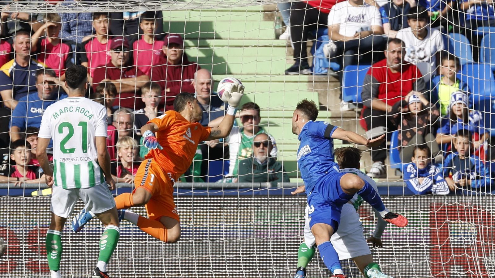 Borja Mayoral se anticipa a Miranda y marca de cabeza el gol del empate en el Coliseum.