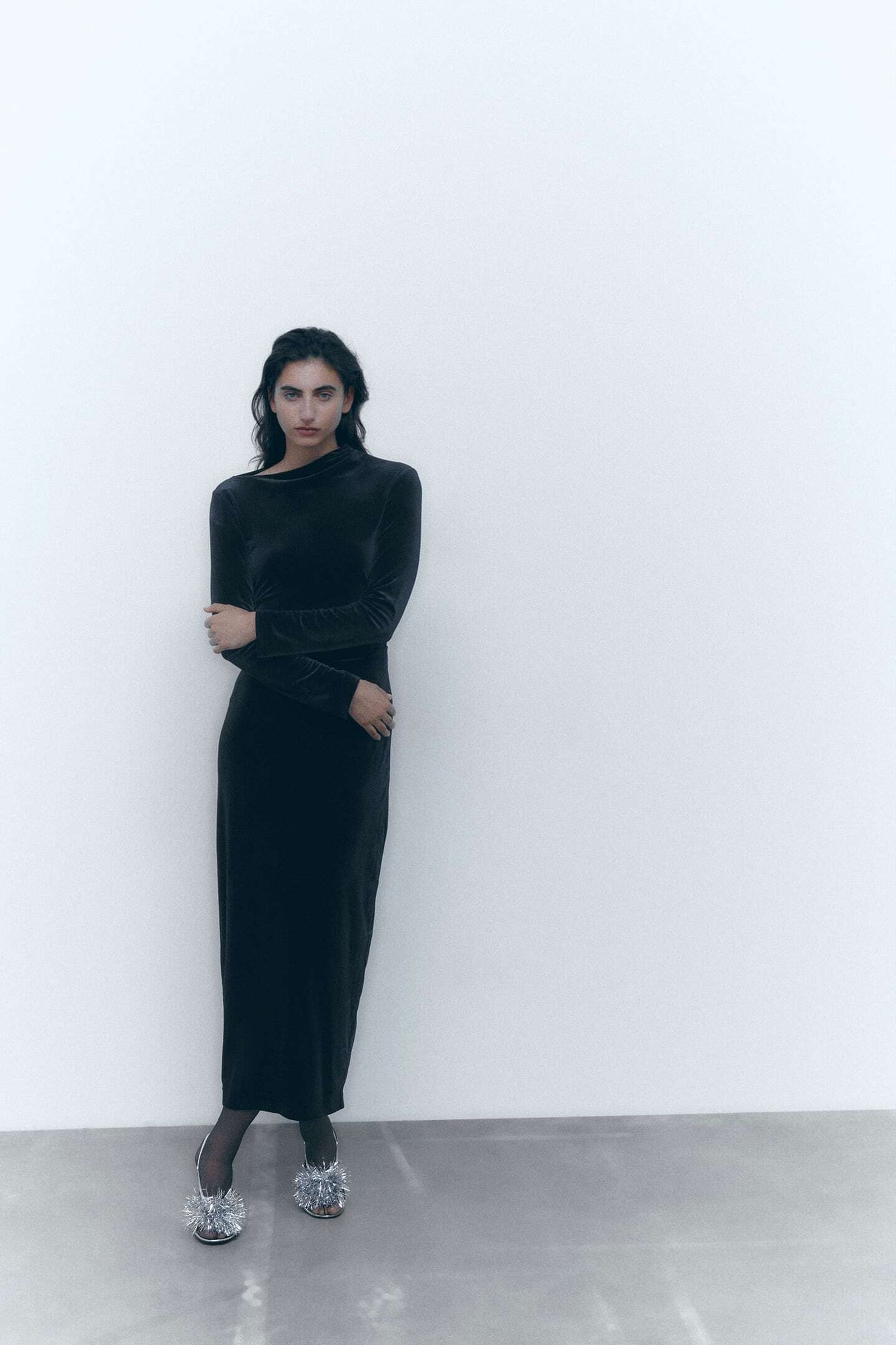 Vestido aterciopelado de Zara.