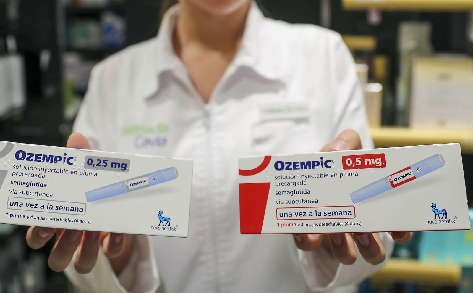 Una farmaceútica muestra dos envases de Ozempic.