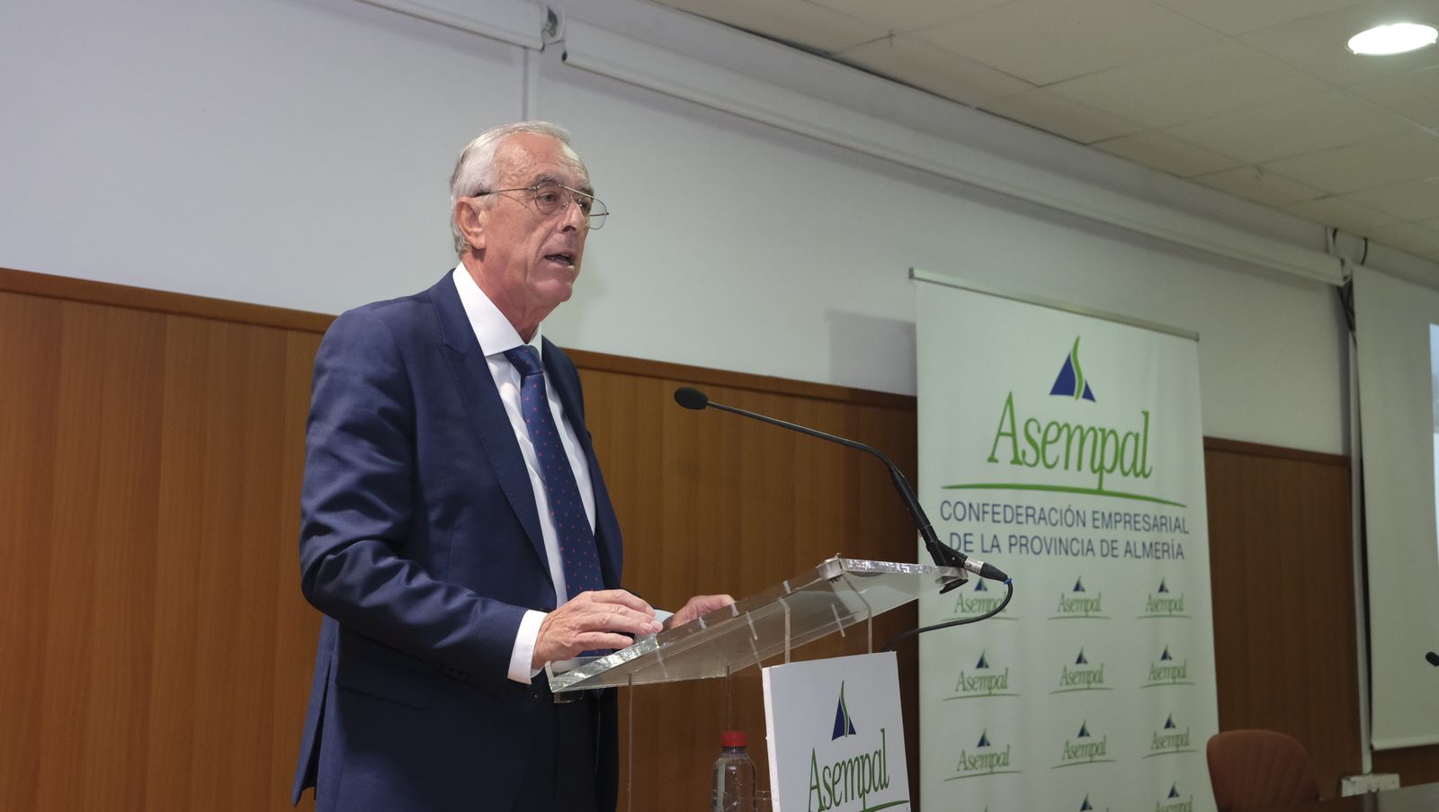 Imágenes de la conferencia de Alfonso Guerra en el Foro Empresarial de Asempal, en Almería