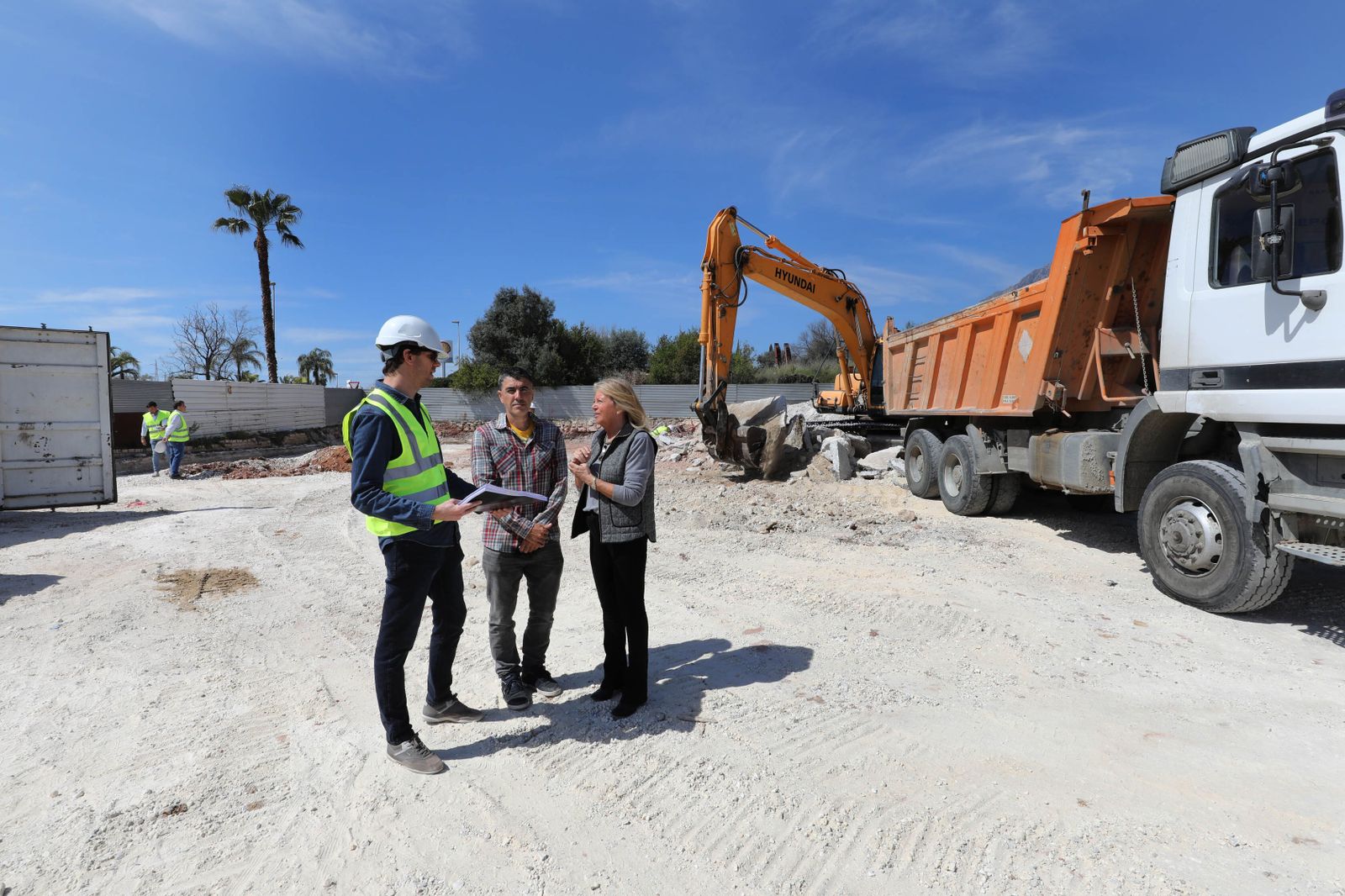 La visita institcional al incio de los trabajos de construcción del skatepark.