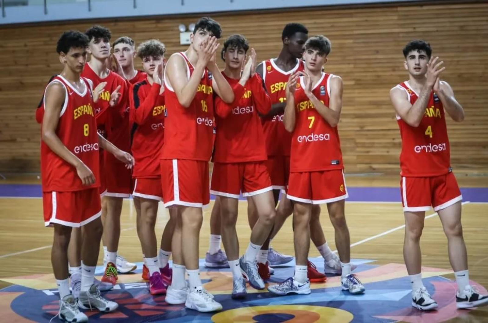 Los jugadores de España sub 16, con Carrasco (7).