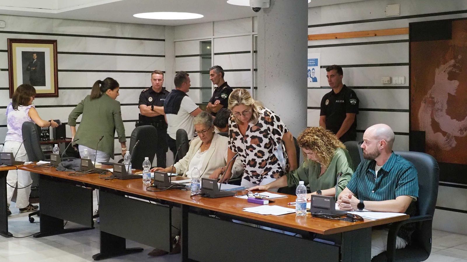 Momento en el que los concejales de PSOE y PP se ausentaron del pleno