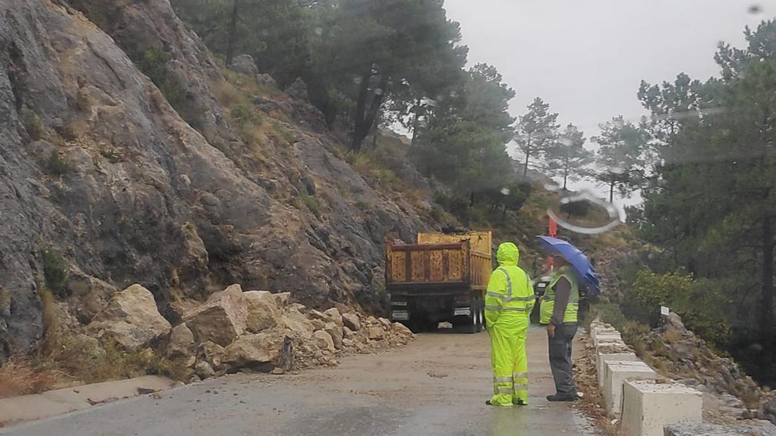 Tramo de la carretera cerrada del puerto de las Palomas.