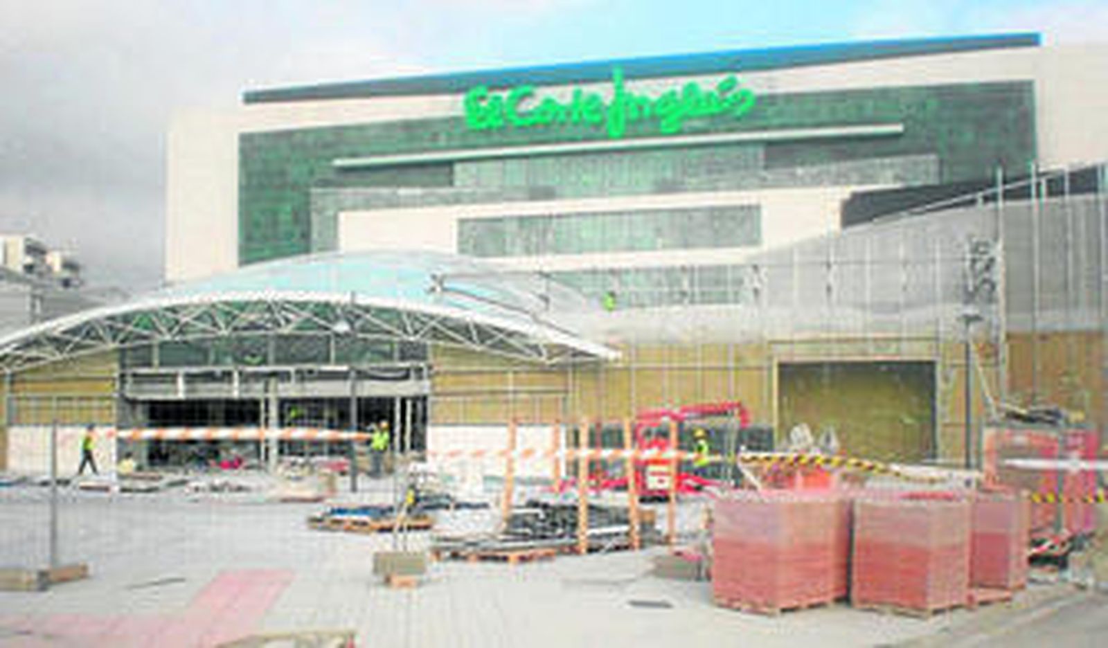 Estado actual que presenta El Corte Inglés de El Ejido a poco más de un mes para su apertura.