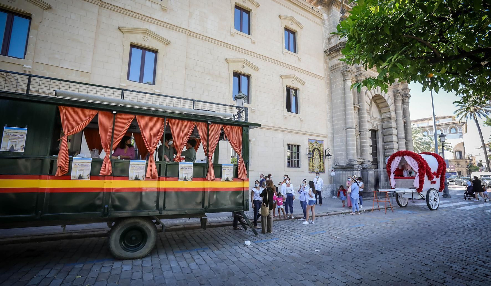 La Hermandad del Rocío de Jerez recoge alimentos para Cáritas