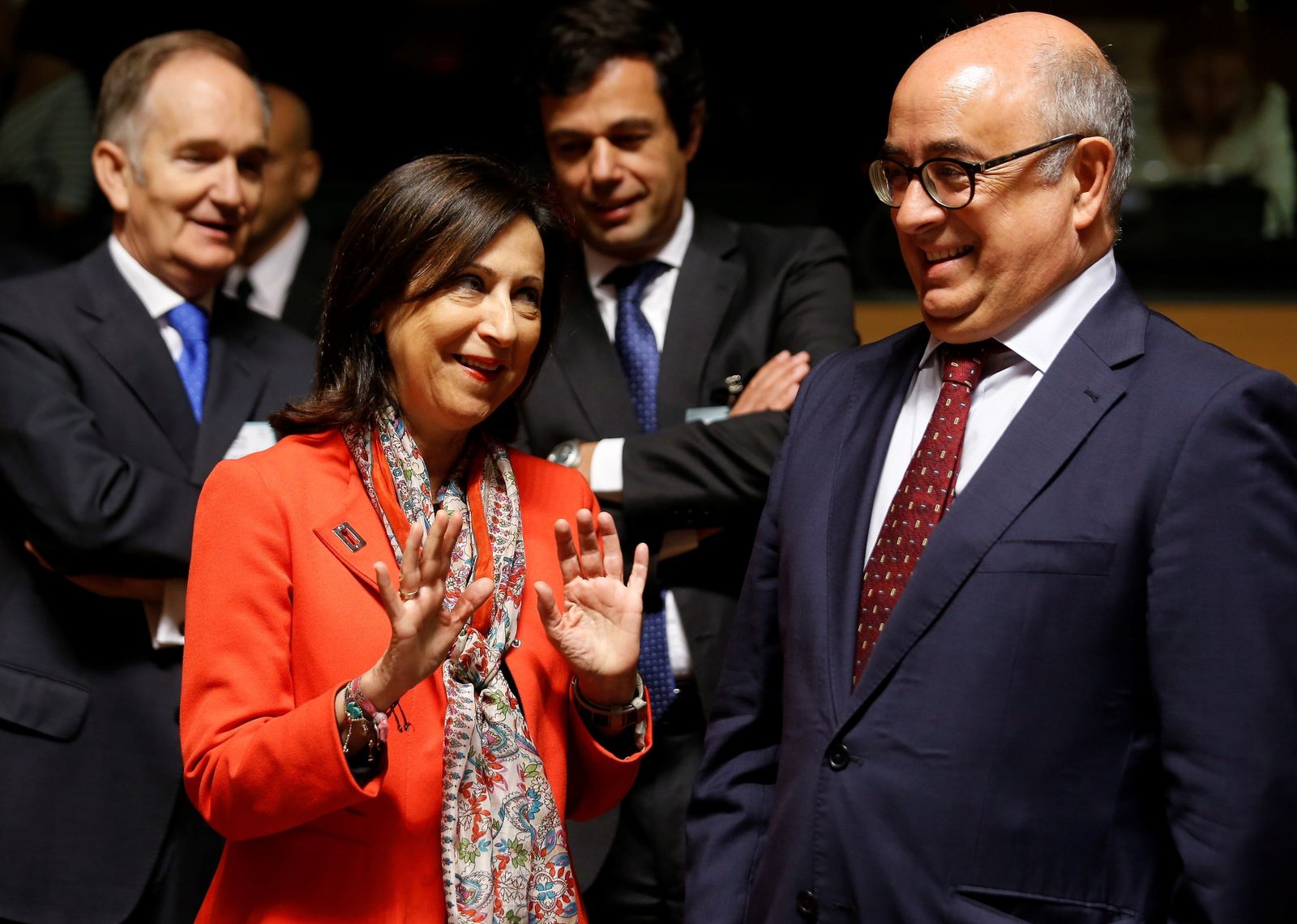 Margarita Robles, conversando con su homólogo portugués, Jose Alberto Azeredo López.