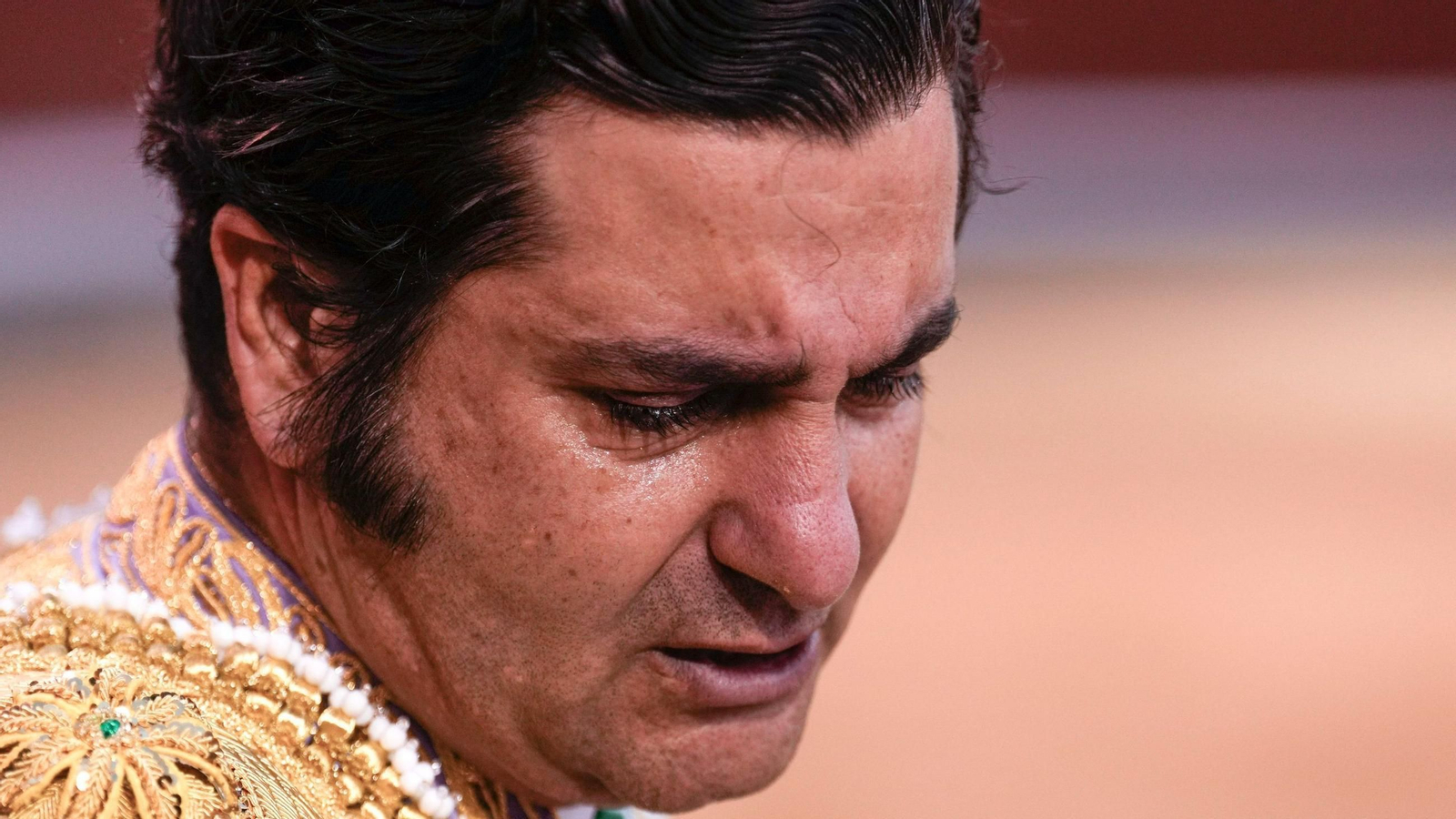 El diestro Morante de la Puebla durante el festejo taurino de la Feria de Otoño celebrado este domingo en la plaza de Las Ventas, en Madrid.