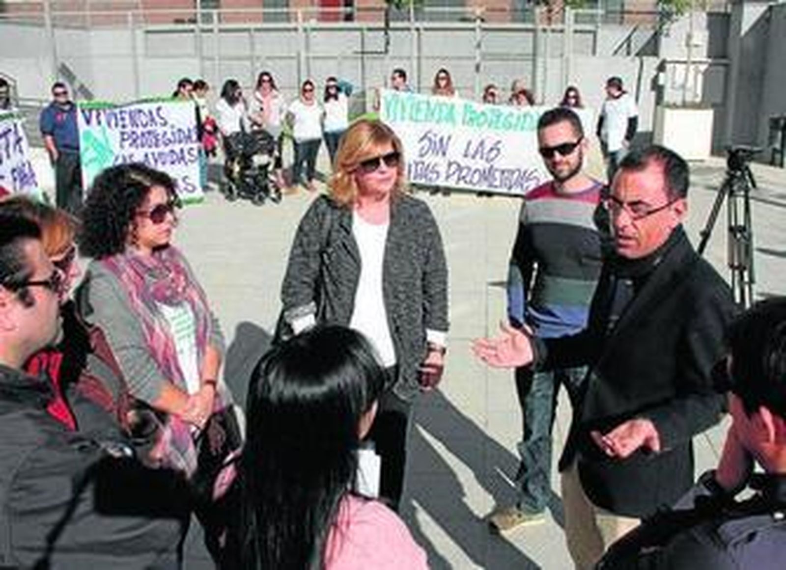 El portavoz municipal del PP, Ángel Sánchez, en un reciente encuentro con la Asociación de Afectados de VPO.