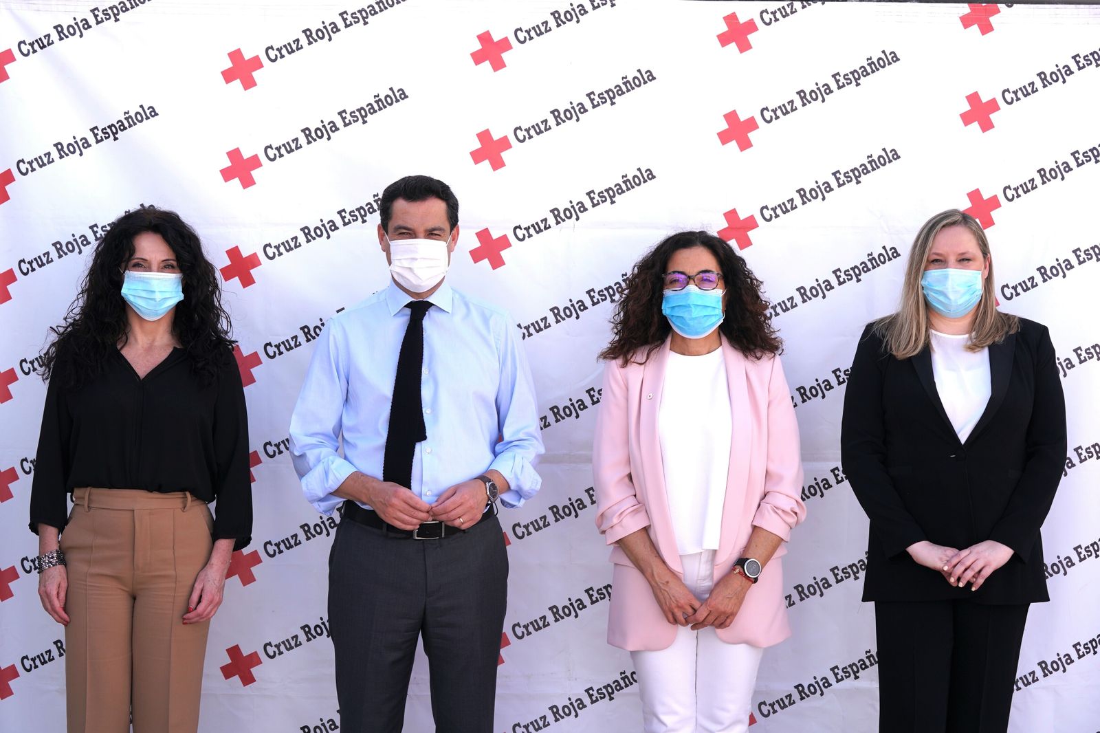 Rocío Ruiz, consejera de Igualdad, Políticas Sociales y Conciliación; Juan Manuel Moreno, presidente de la Junta de Andalucía; María del Mar Pageo, presidenta de Cruz Roja Andalucía; y Virginia González Lucena, presidenta de CAEA.